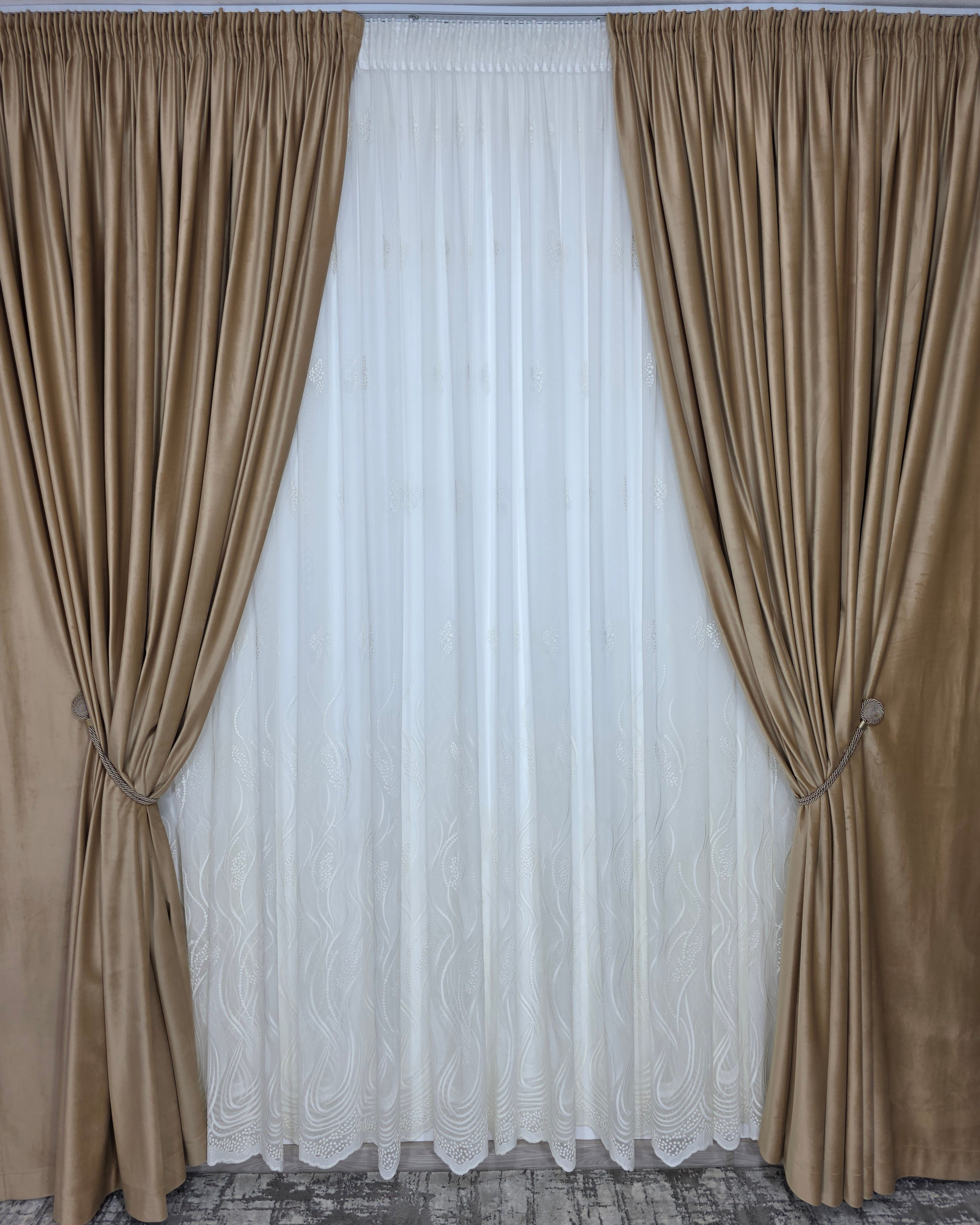 Colectia Soare varianta crem: perdea bamboo cu broderie crem si draperie catifea crem-miere