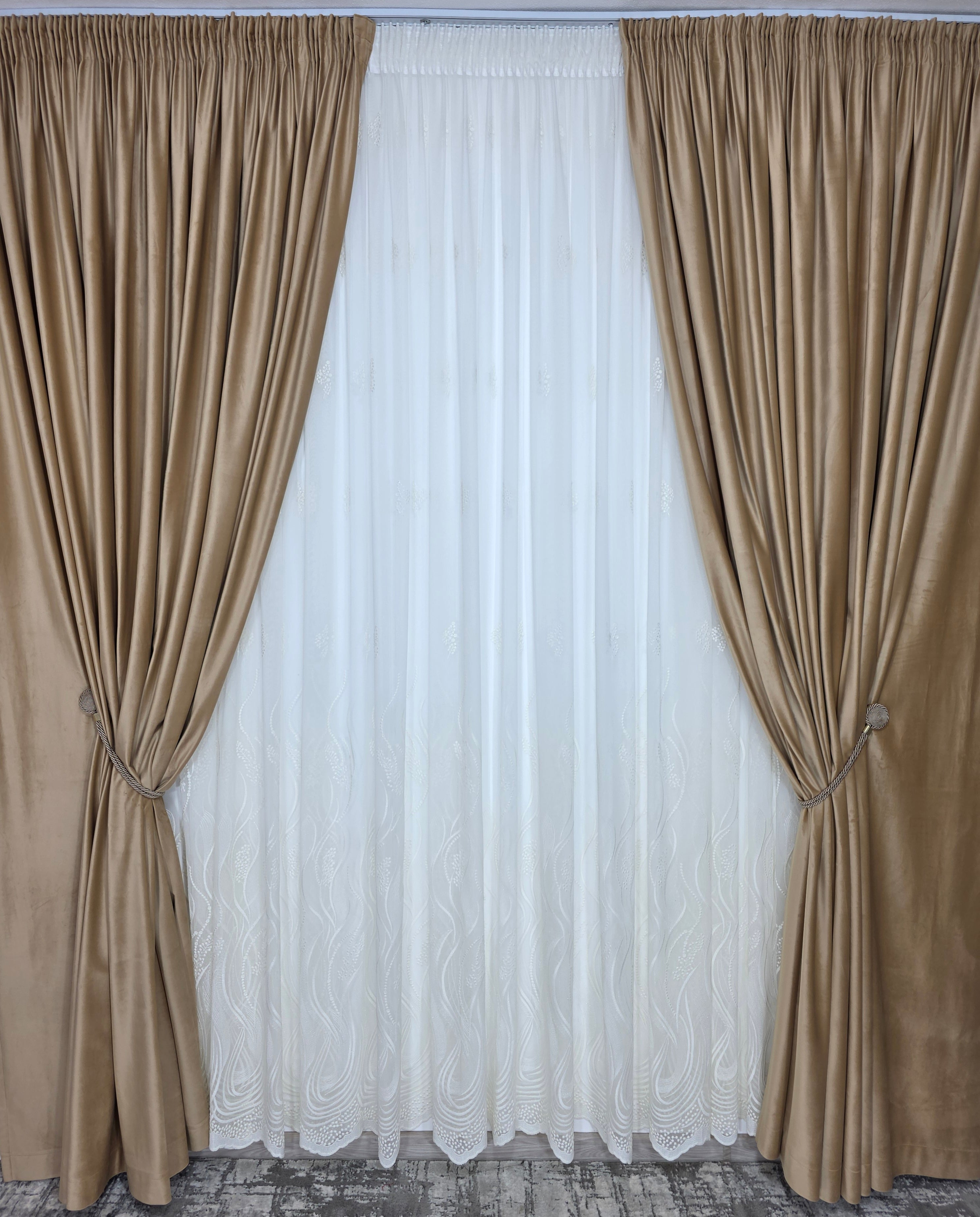 Colectia Soare varianta crem: perdea bamboo cu broderie crem si draperie catifea crem-miere