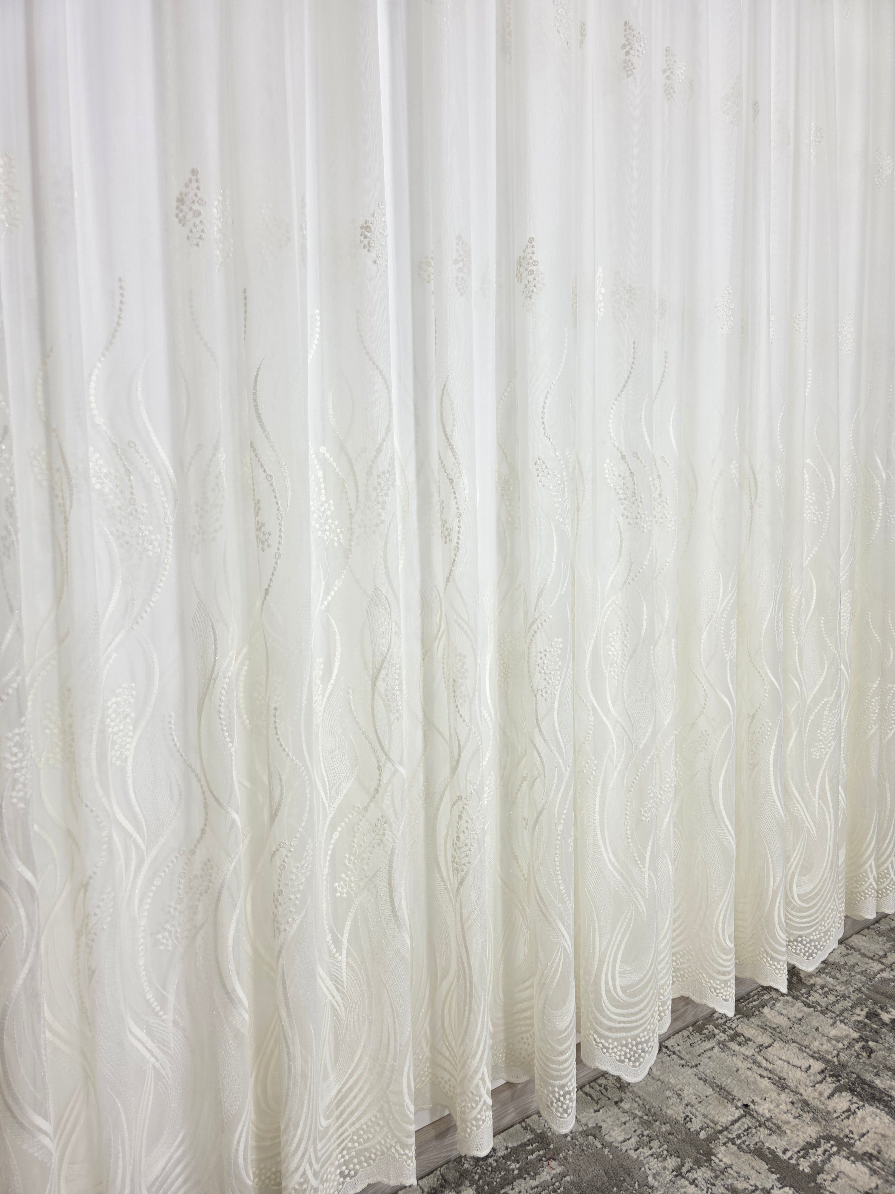 Colectia Soare varianta crem: perdea bamboo cu broderie crem si draperie catifea crem-miere