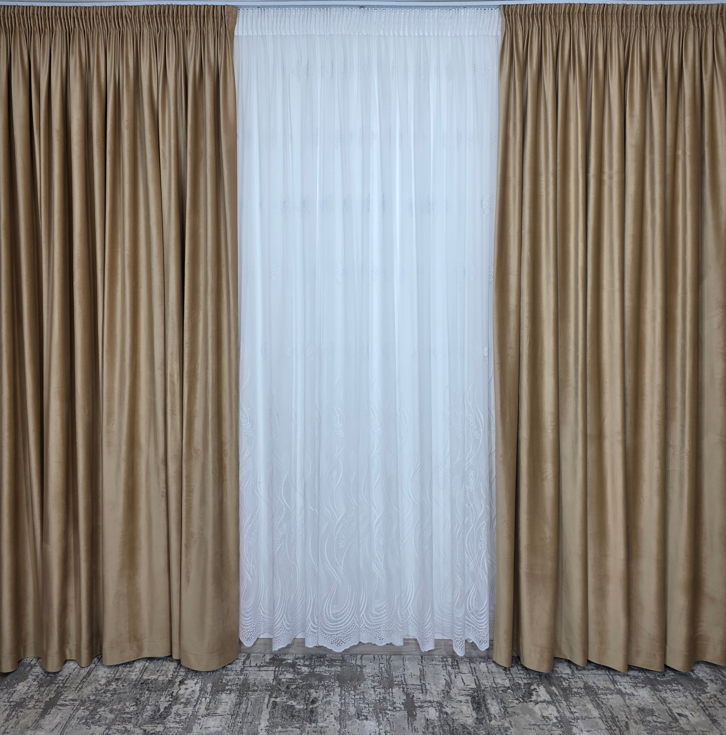 Colectia Soare varianta pe alb : perdea bamboo cu broderie alba si draperie catifea crem-miere