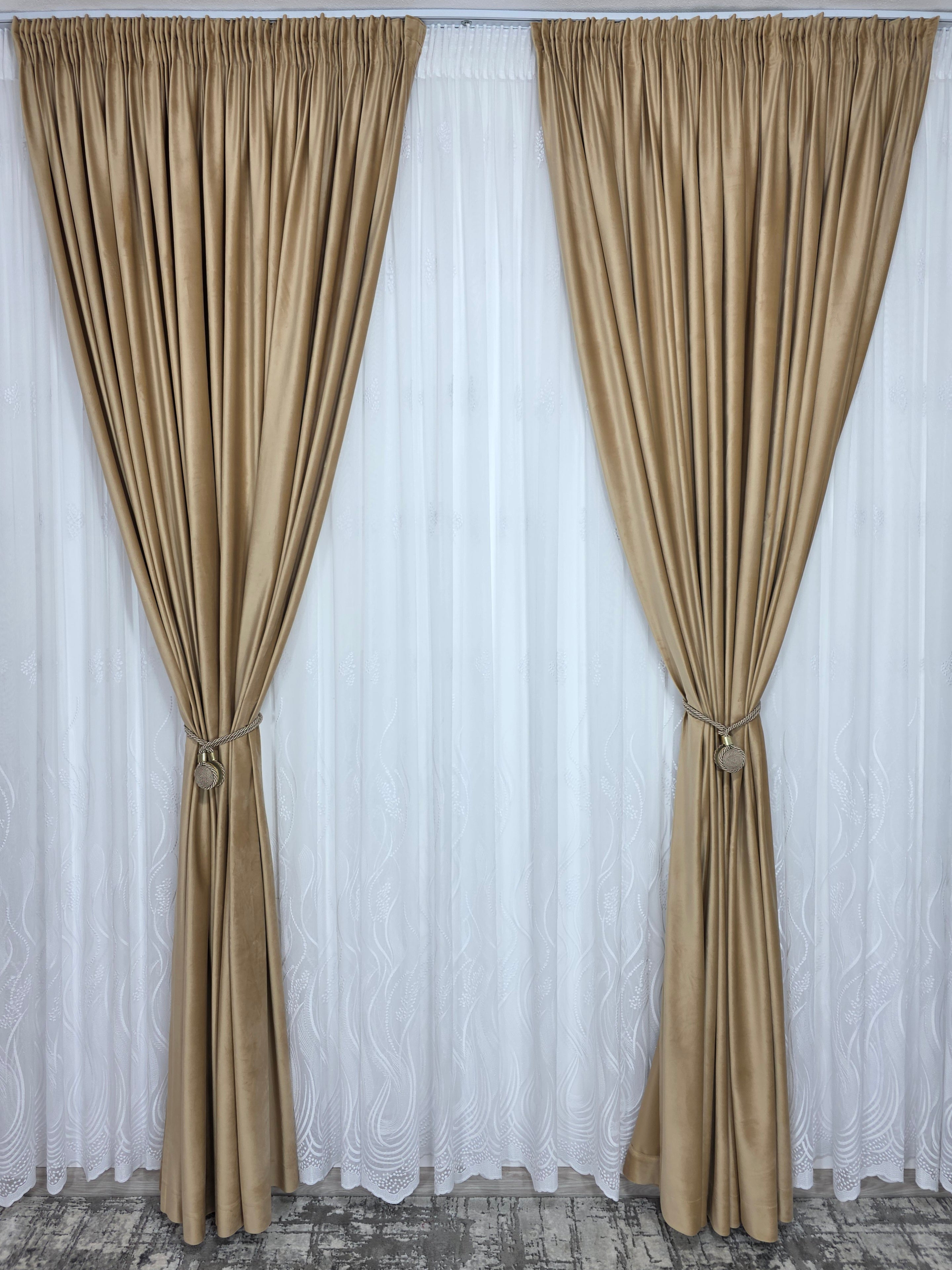 Colectia Soare varianta pe alb : perdea bamboo cu broderie alba si draperie catifea crem-miere