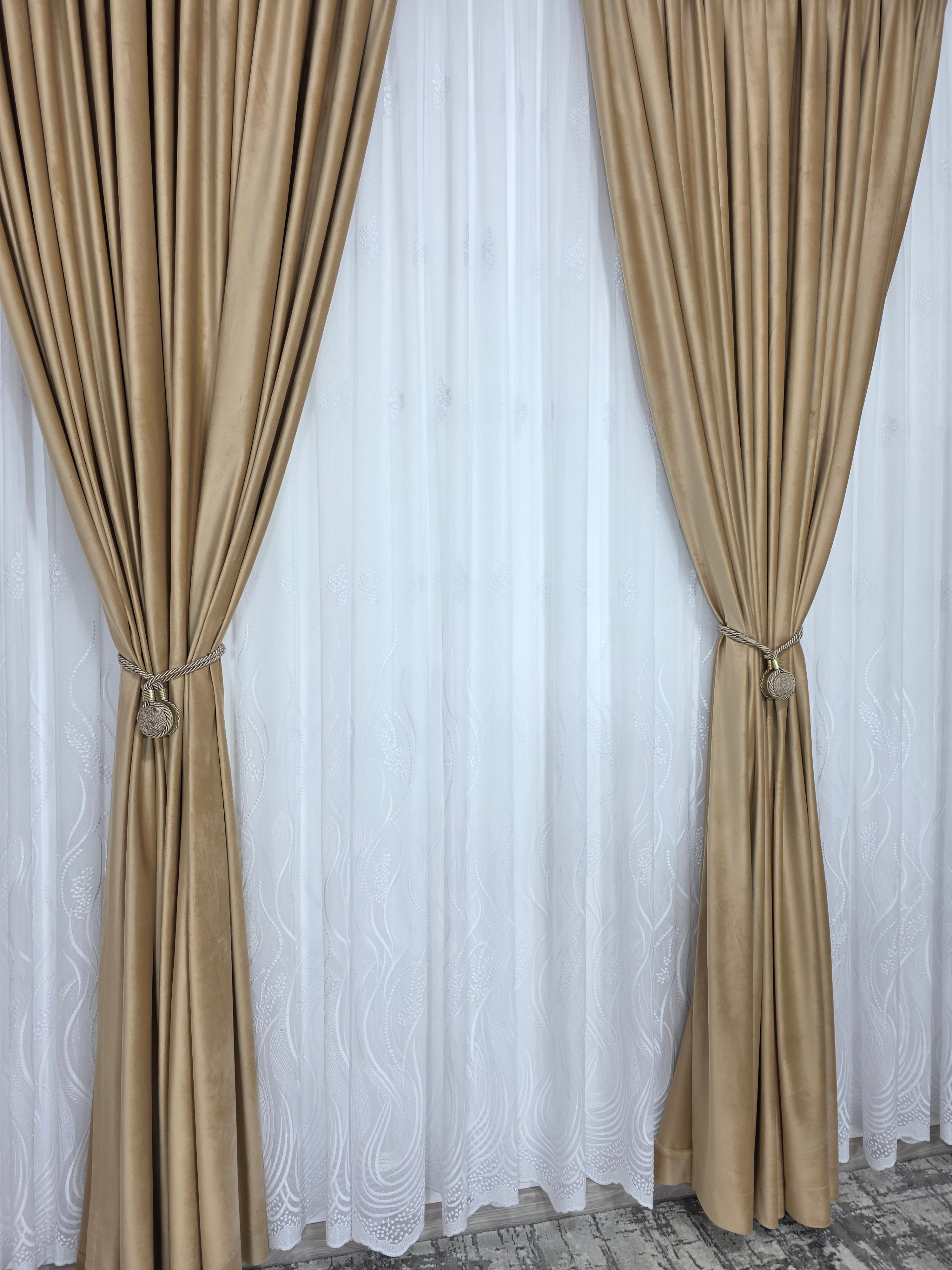 Colectia Soare varianta pe alb : perdea bamboo cu broderie alba si draperie catifea crem-miere