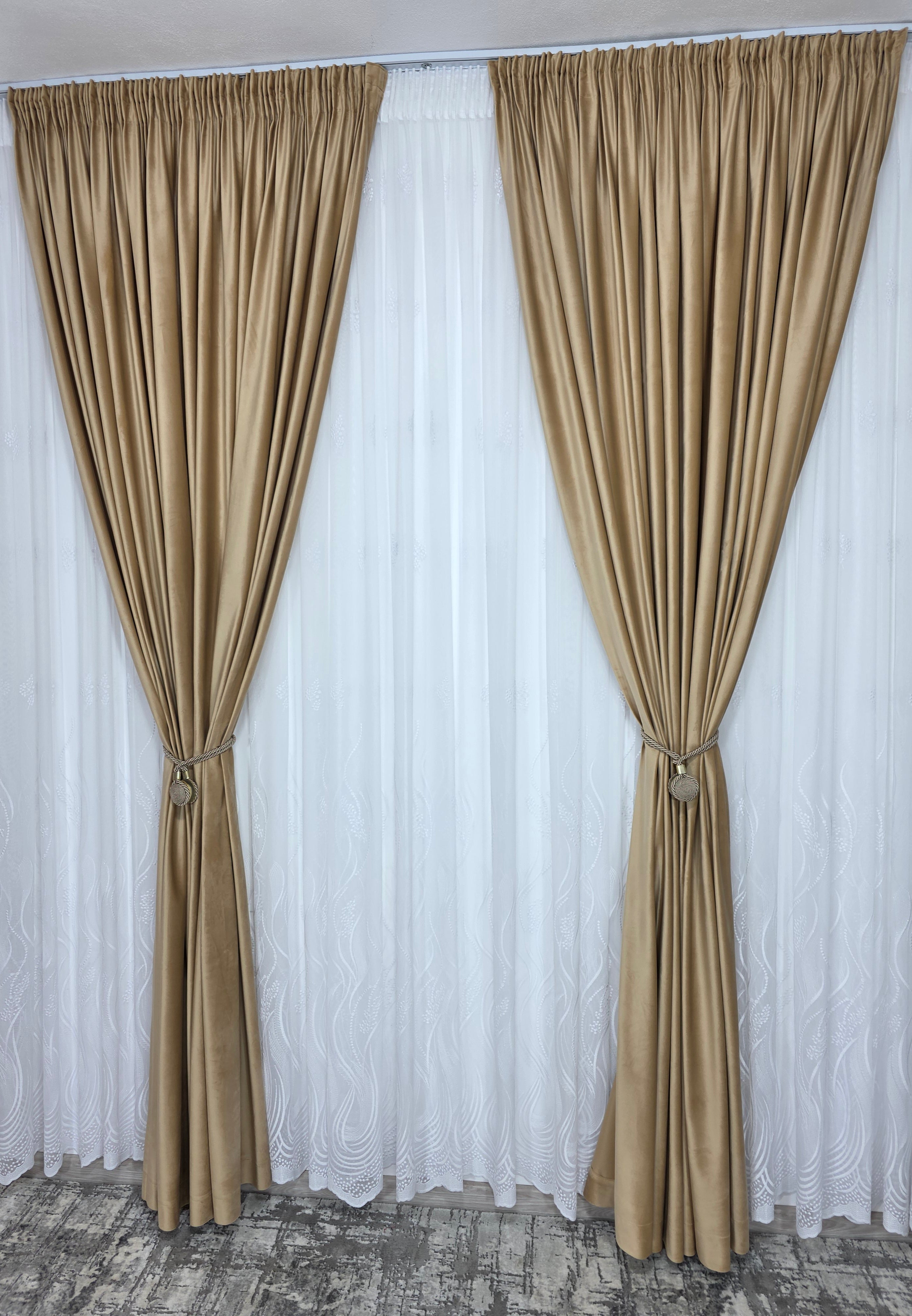 Colectia Soare varianta pe alb : perdea bamboo cu broderie alba si draperie catifea crem-miere