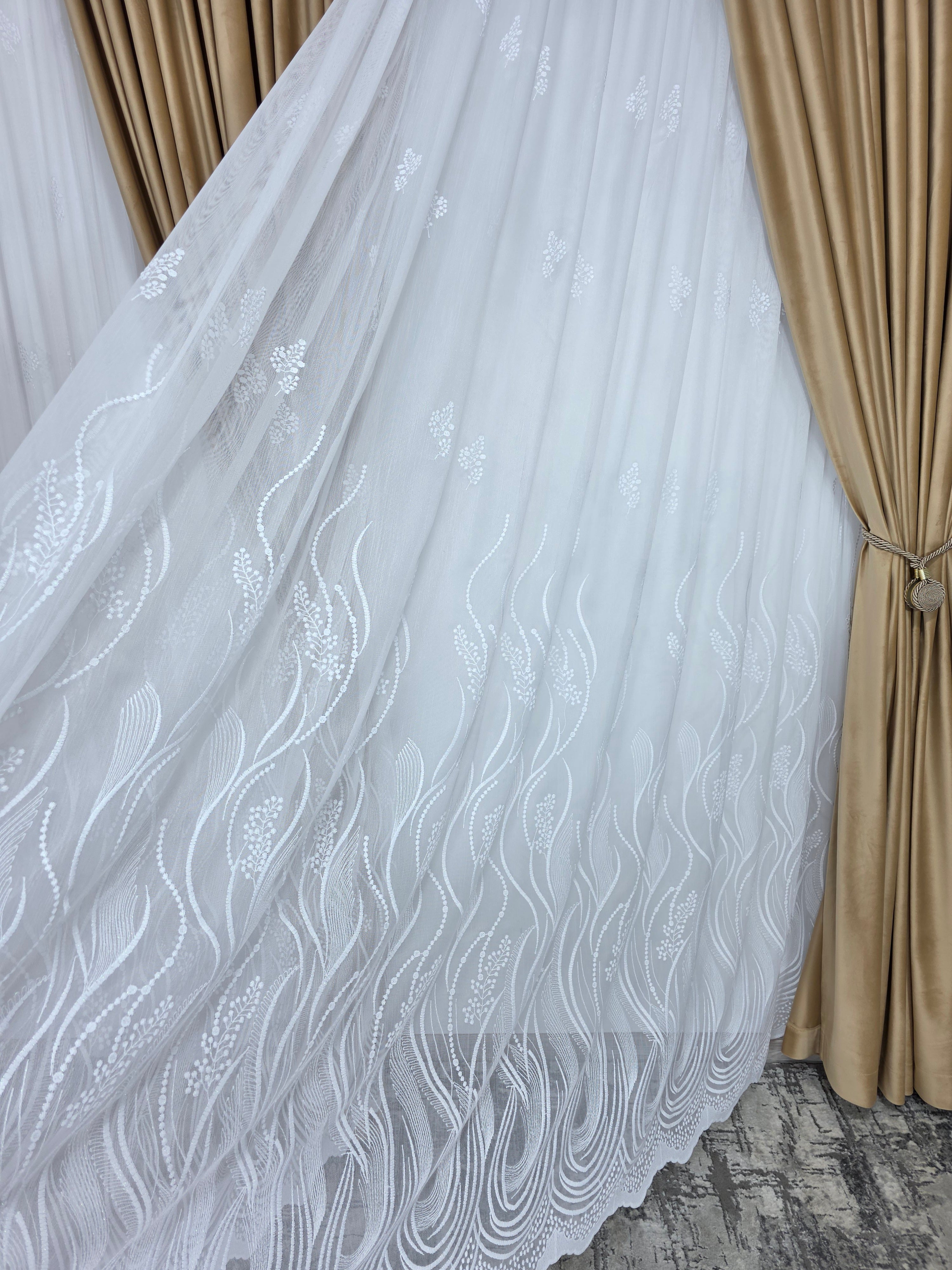 Colectia Soare varianta pe alb : perdea bamboo cu broderie alba si draperie catifea crem-miere