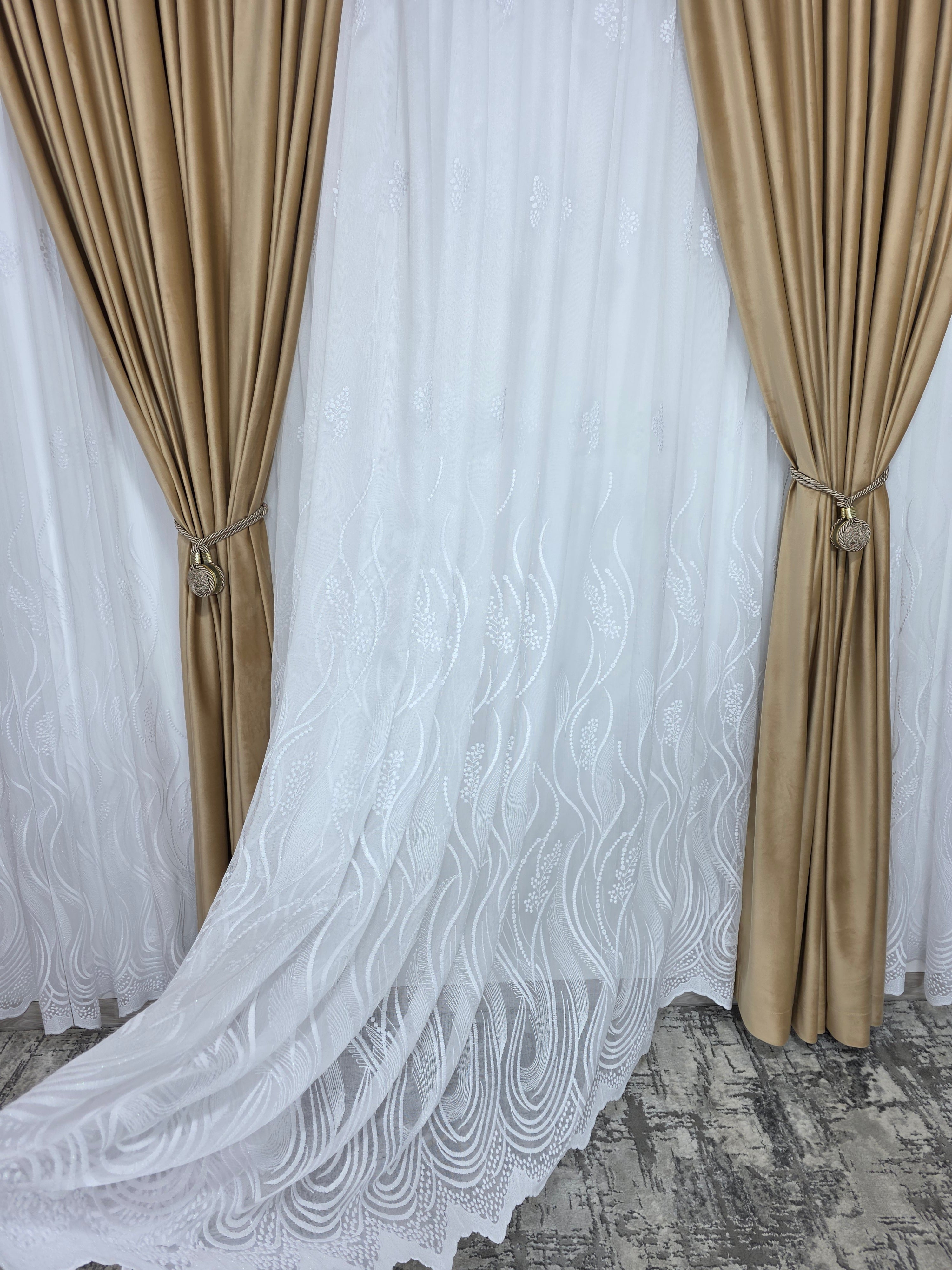Colectia Soare varianta pe alb : perdea bamboo cu broderie alba si draperie catifea crem-miere