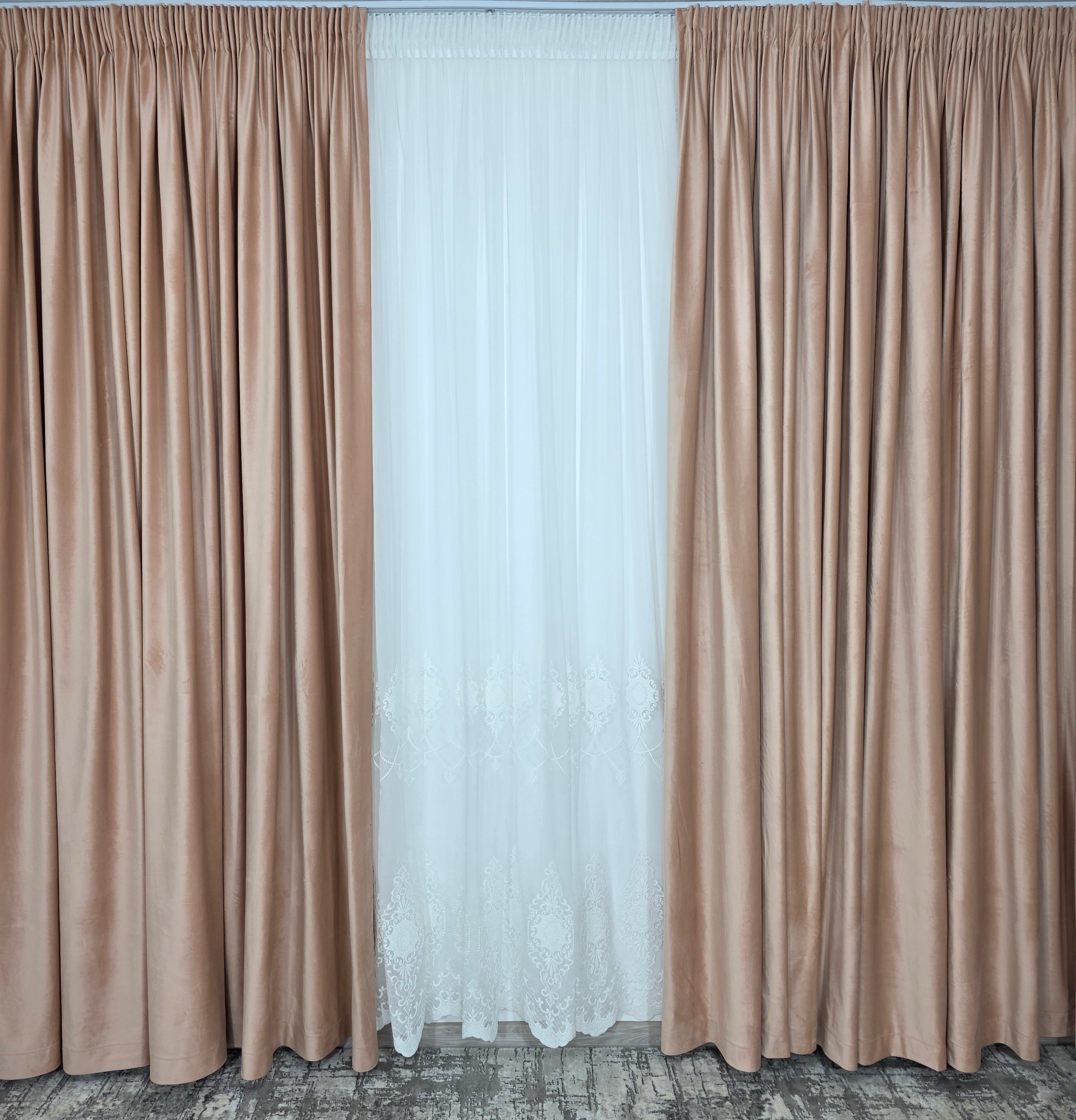 Colectia Lumina varianta Crem : perdea bamboo cu broderie crem si draperie catifea crem roz