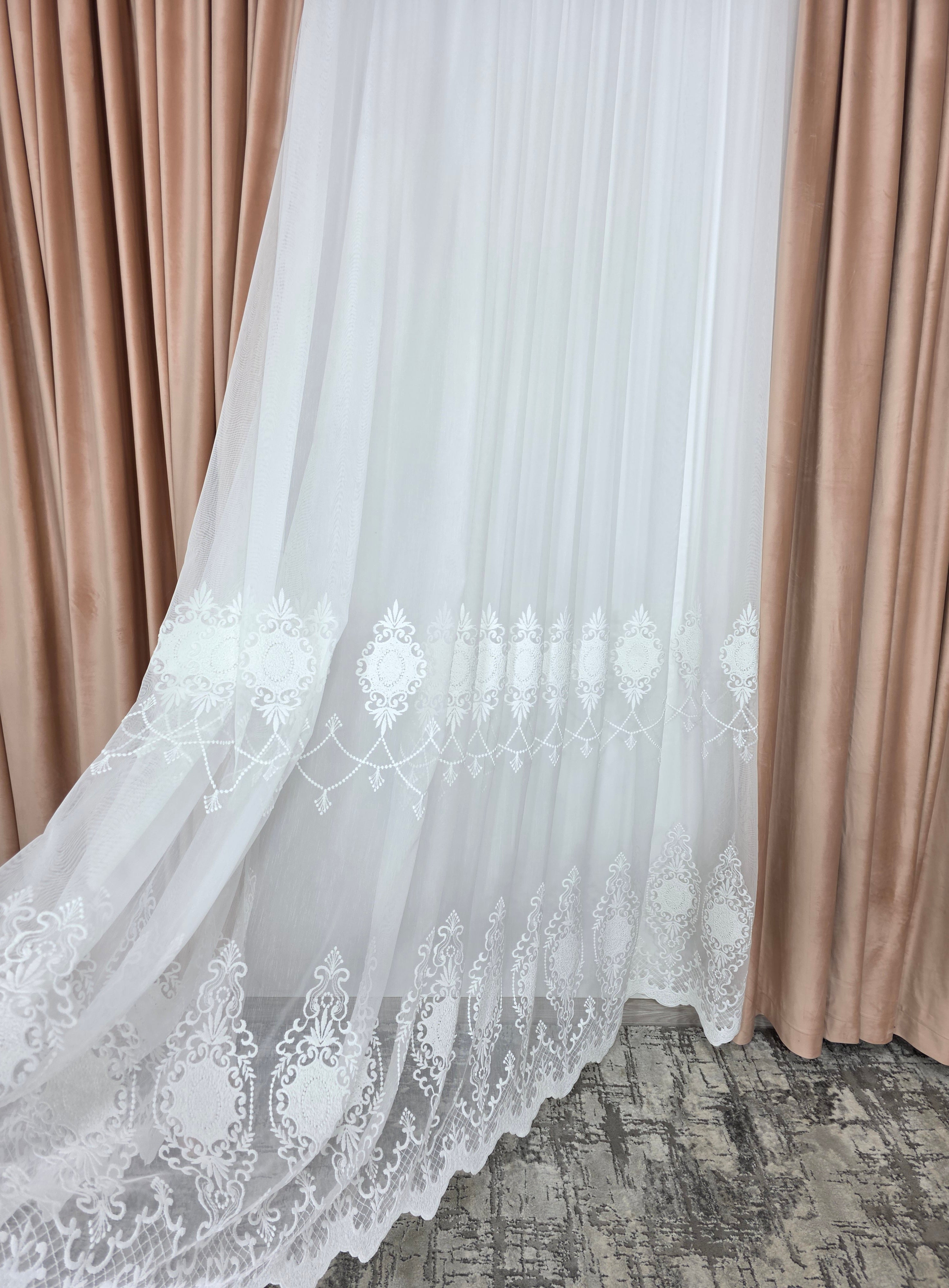 Colectia Lumina varianta Crem : perdea bamboo cu broderie crem si draperie catifea crem roz