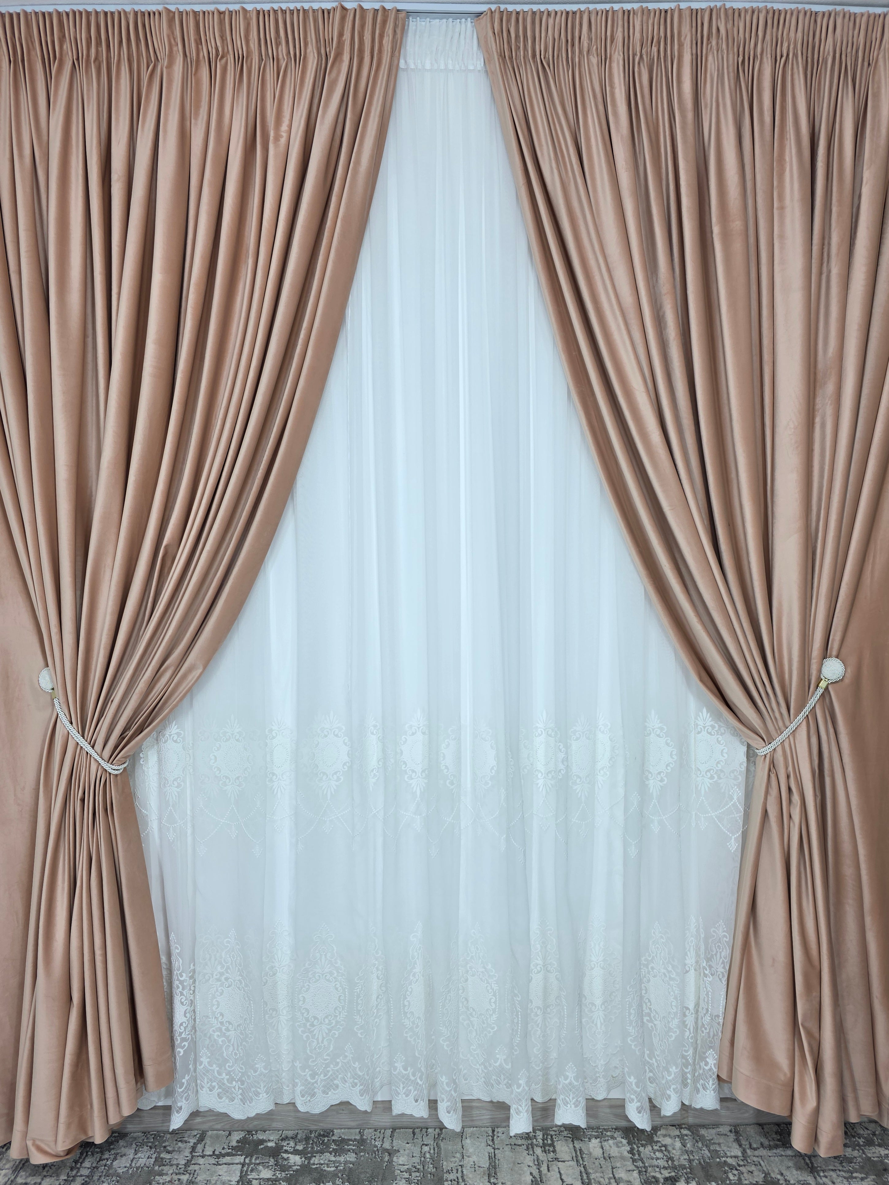 Colectia Lumina varianta Crem : perdea bamboo cu broderie crem si draperie catifea crem roz
