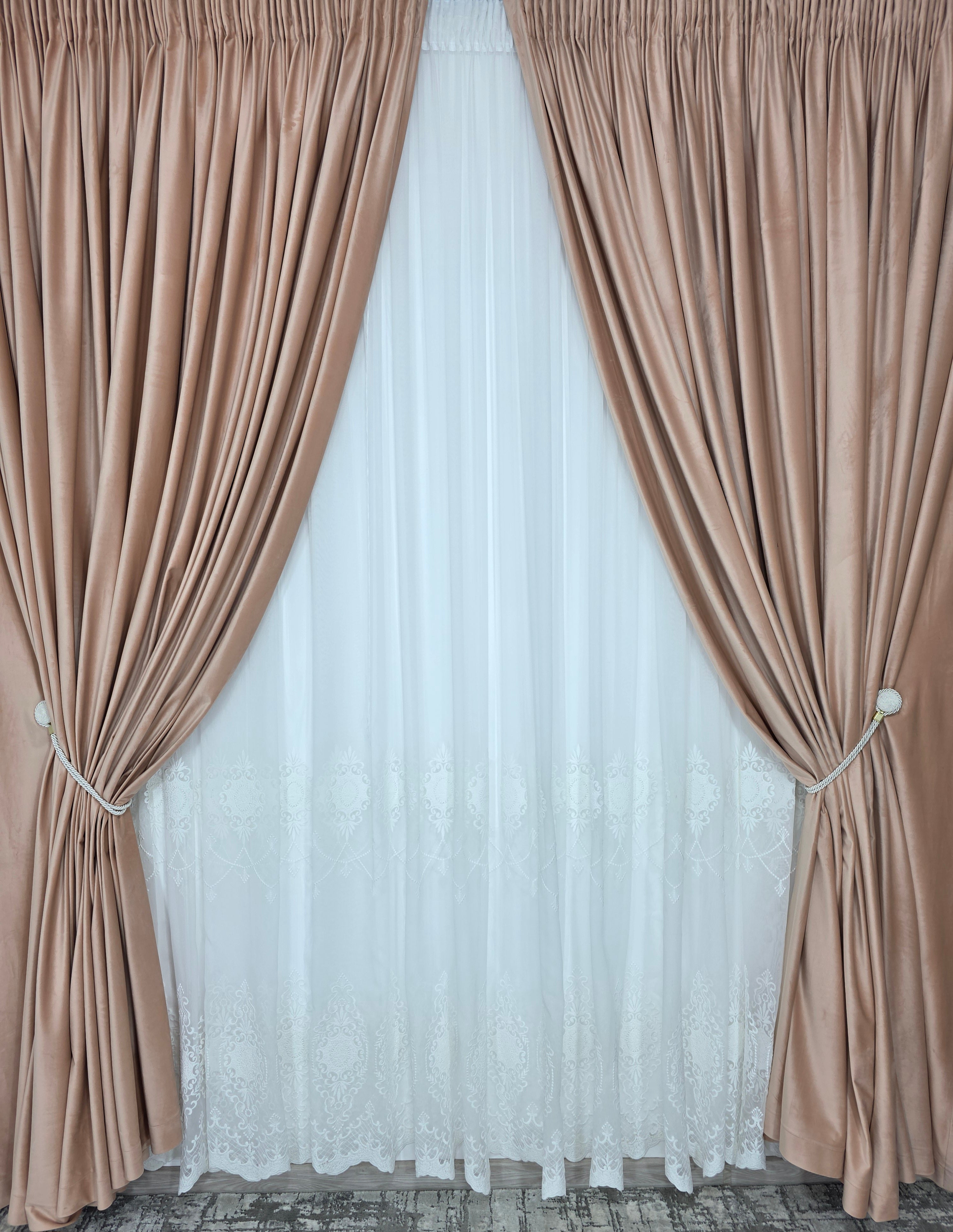 Colectia Lumina varianta Crem : perdea bamboo cu broderie crem si draperie catifea crem roz
