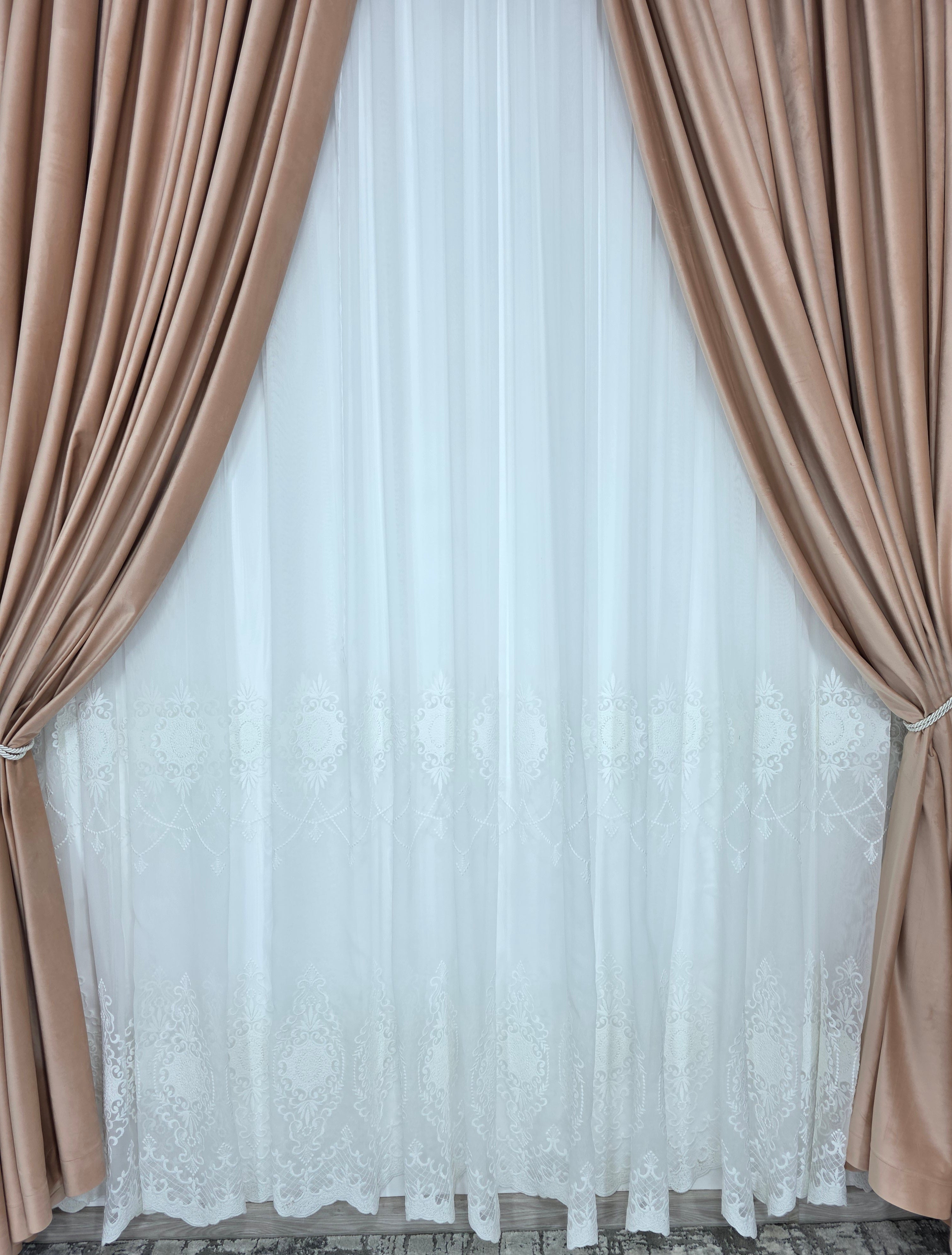 Colectia Lumina varianta Crem : perdea bamboo cu broderie crem si draperie catifea crem roz