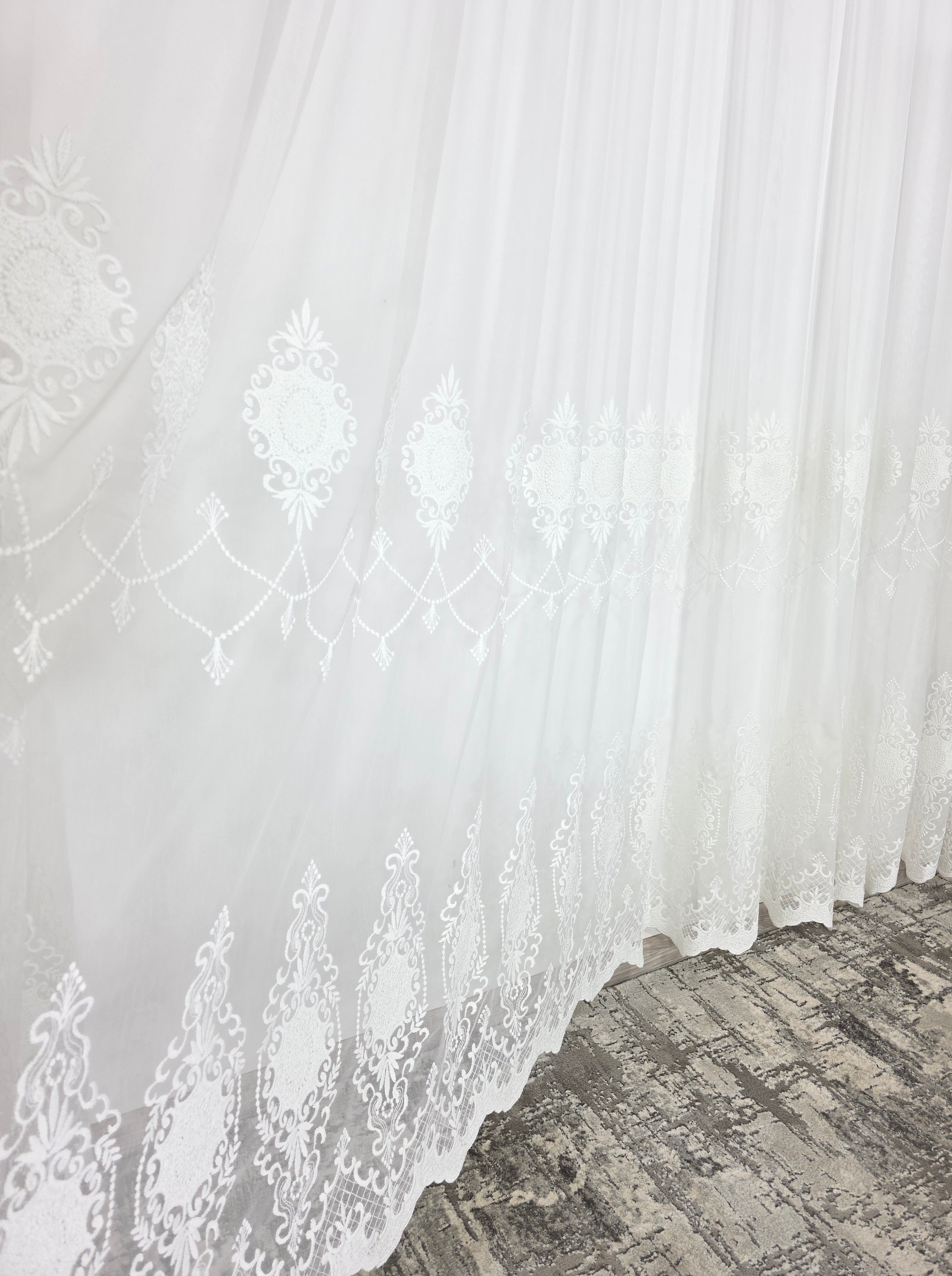 Colectia Lumina varianta Crem : perdea bamboo cu broderie crem si draperie catifea crem roz