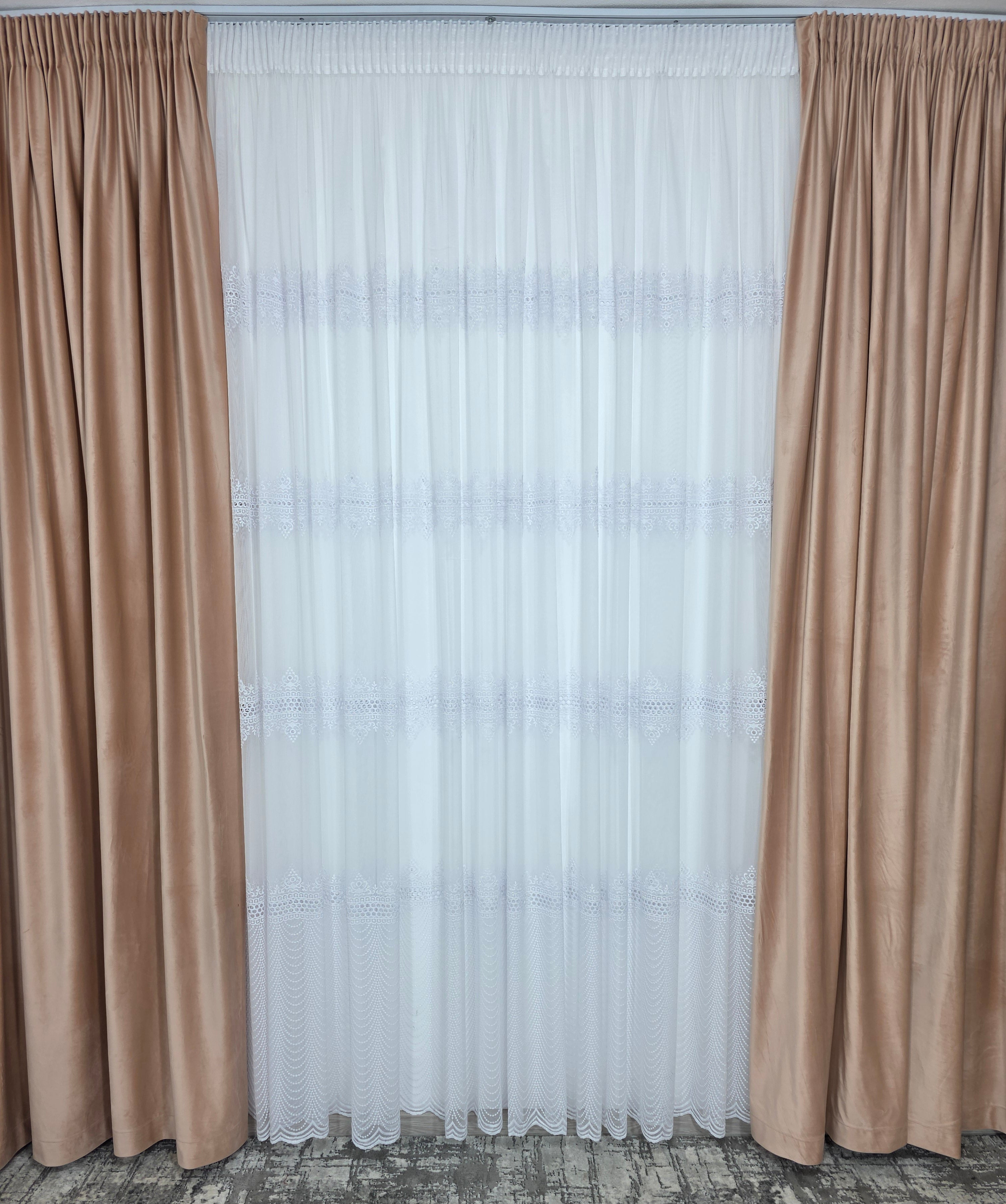 Set Aurelian: perdea bamboo cu broderie sparta cu 4 randuri si draperie catifea crem roz