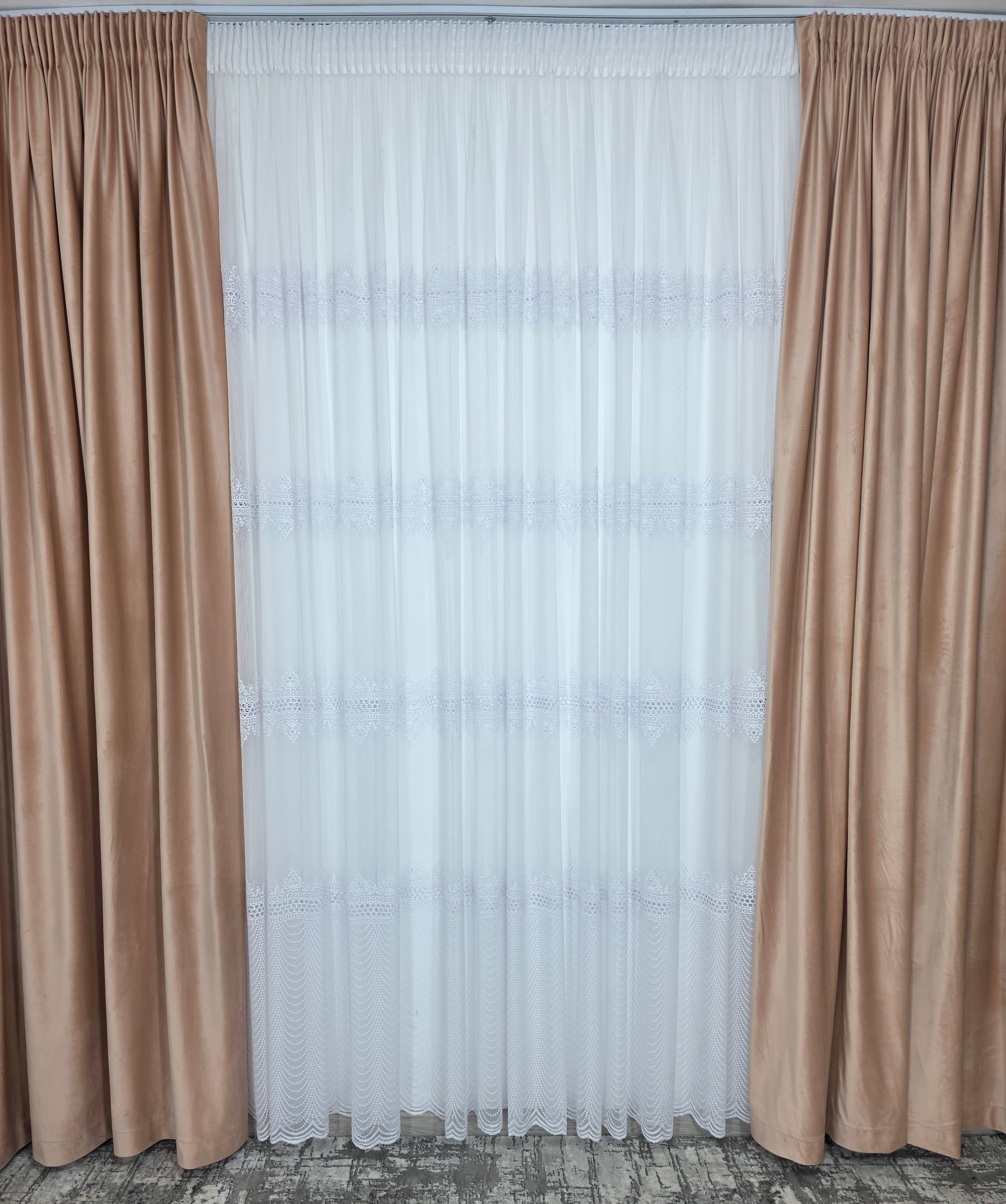 Set Aurelian: perdea bamboo cu broderie sparta cu 4 randuri si draperie catifea crem roz
