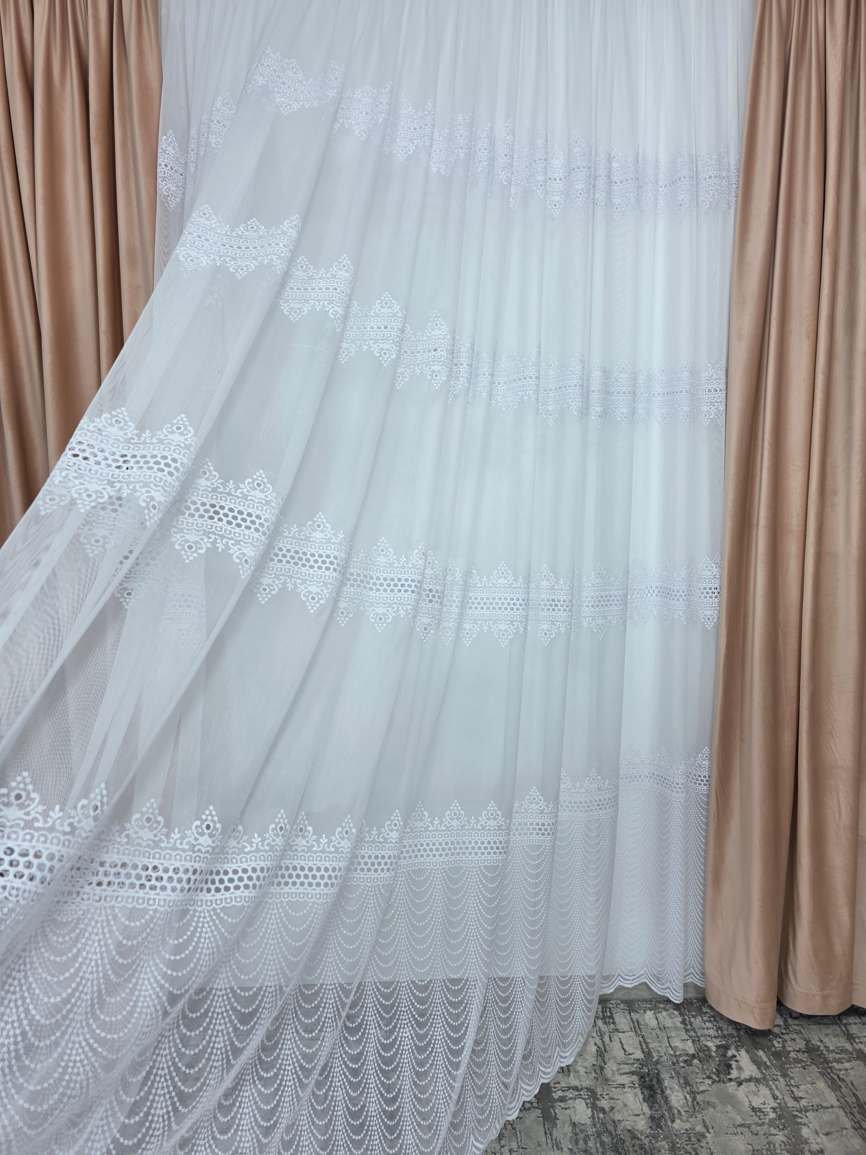 Set Aurelian: perdea bamboo cu broderie sparta cu 4 randuri si draperie catifea crem roz