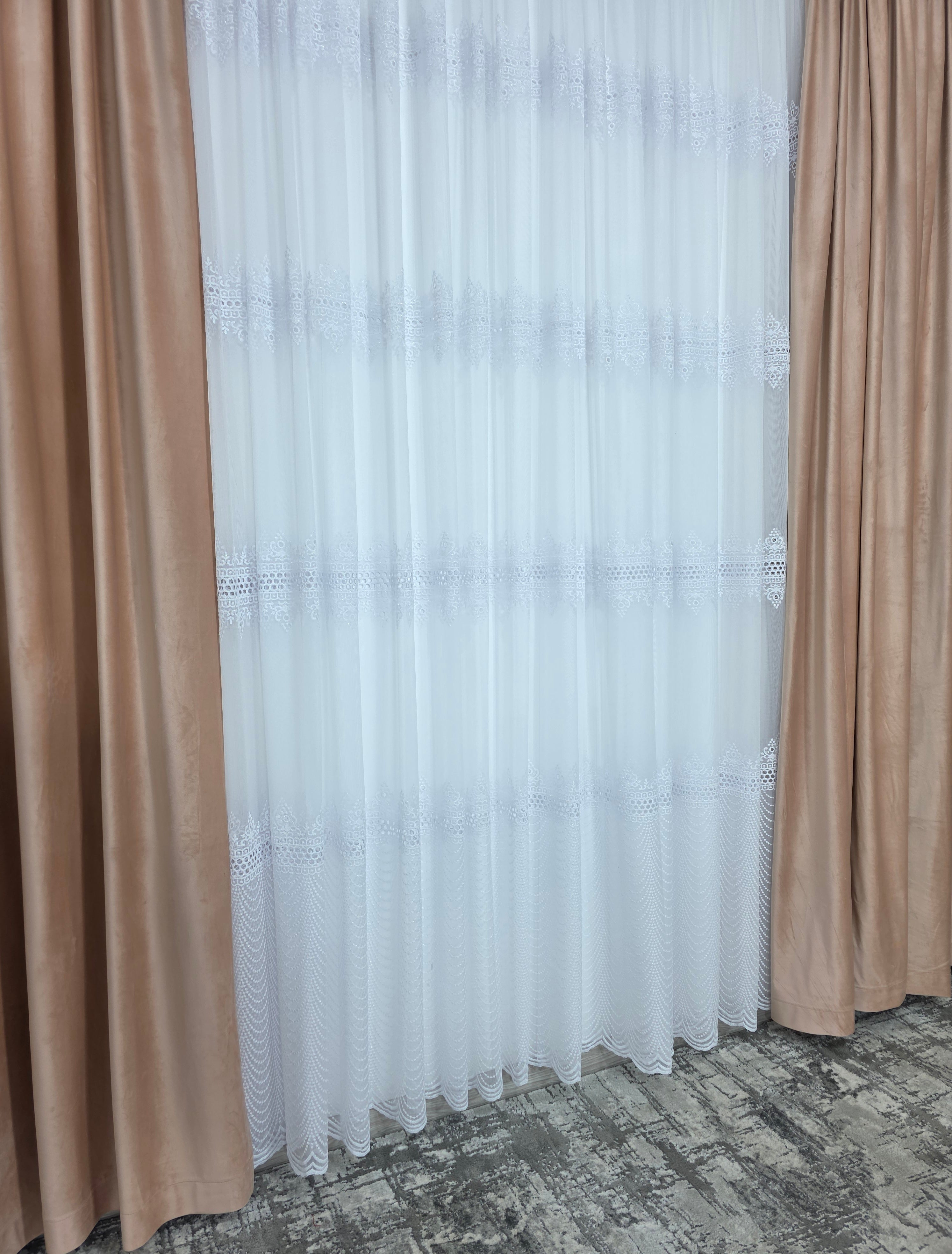 Set Aurelian: perdea bamboo cu broderie sparta cu 4 randuri si draperie catifea crem roz