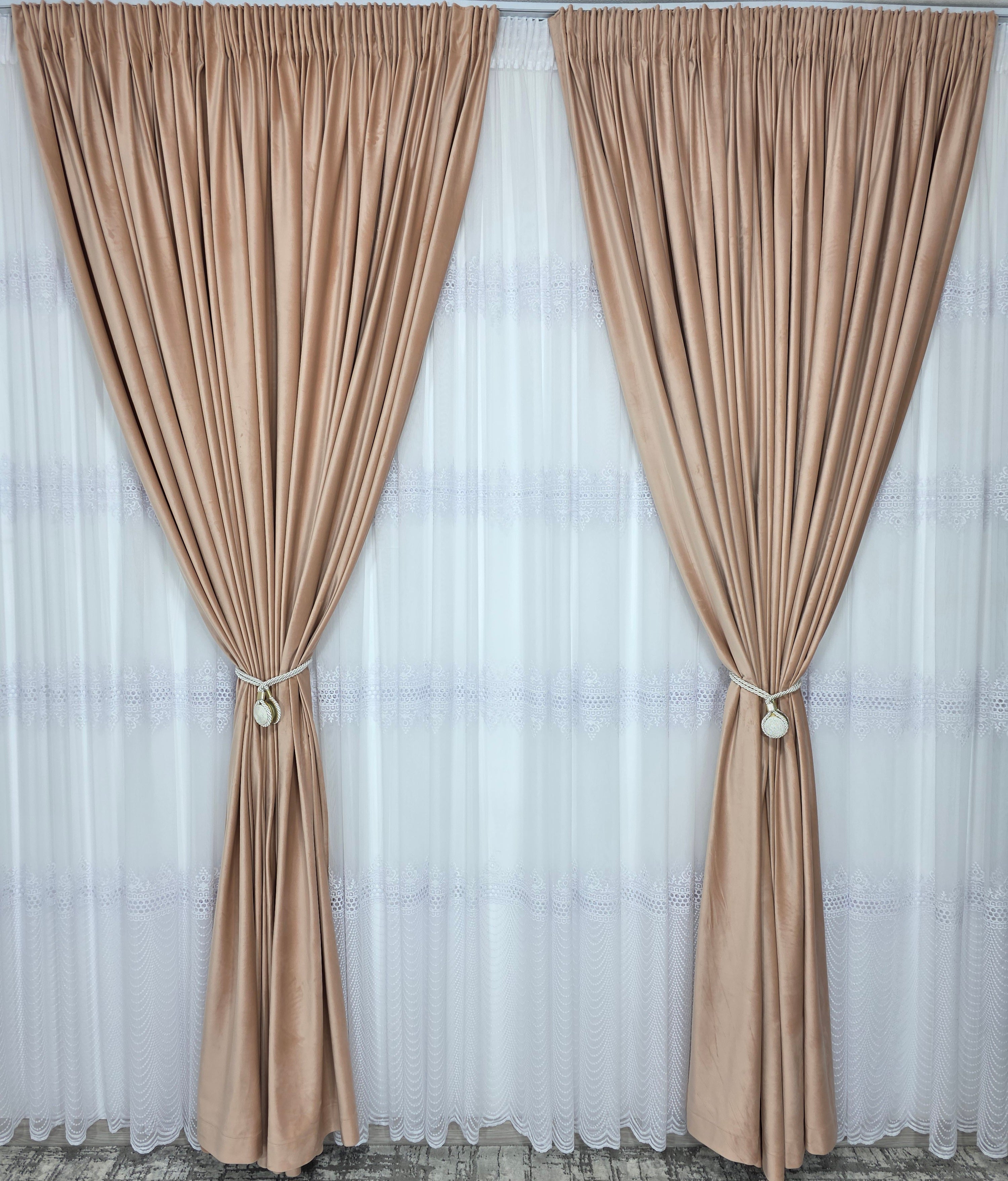 Set Aurelian: perdea bamboo cu broderie sparta cu 4 randuri si draperie catifea crem roz