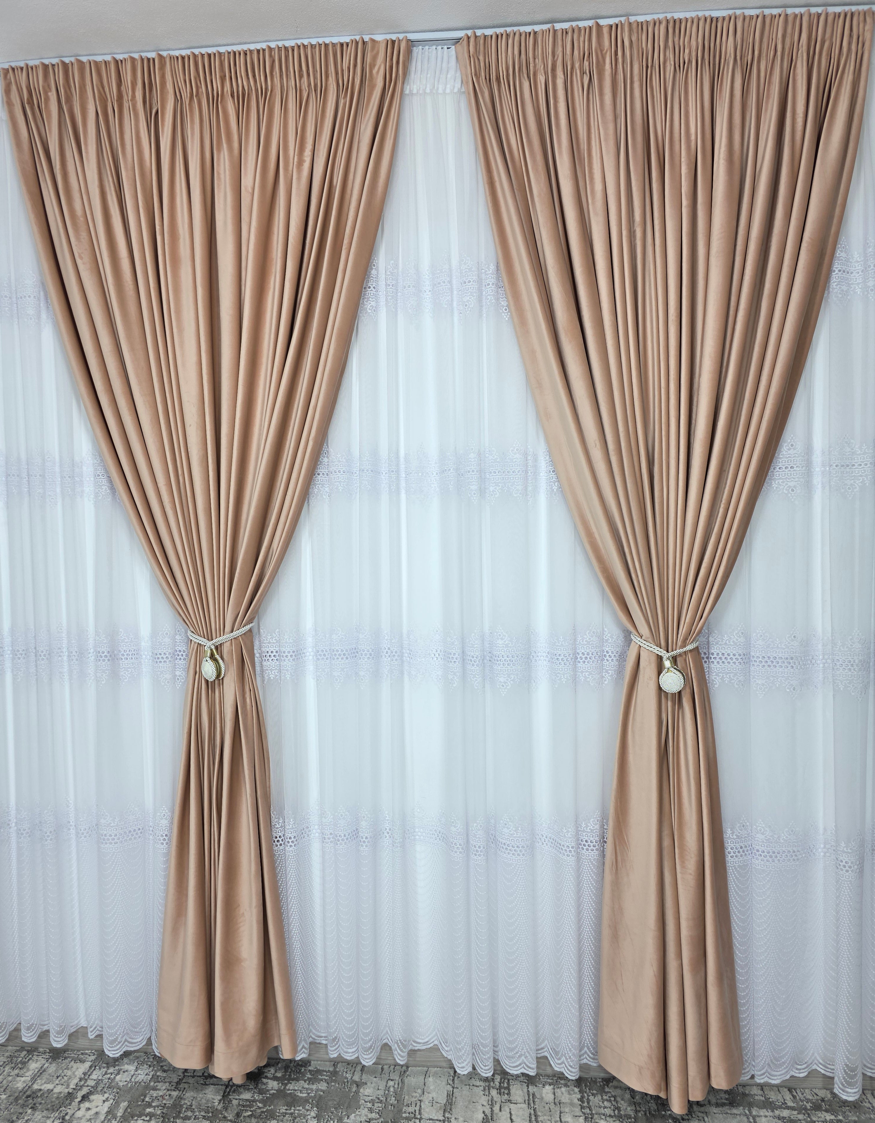 Set Aurelian: perdea bamboo cu broderie sparta cu 4 randuri si draperie catifea crem roz