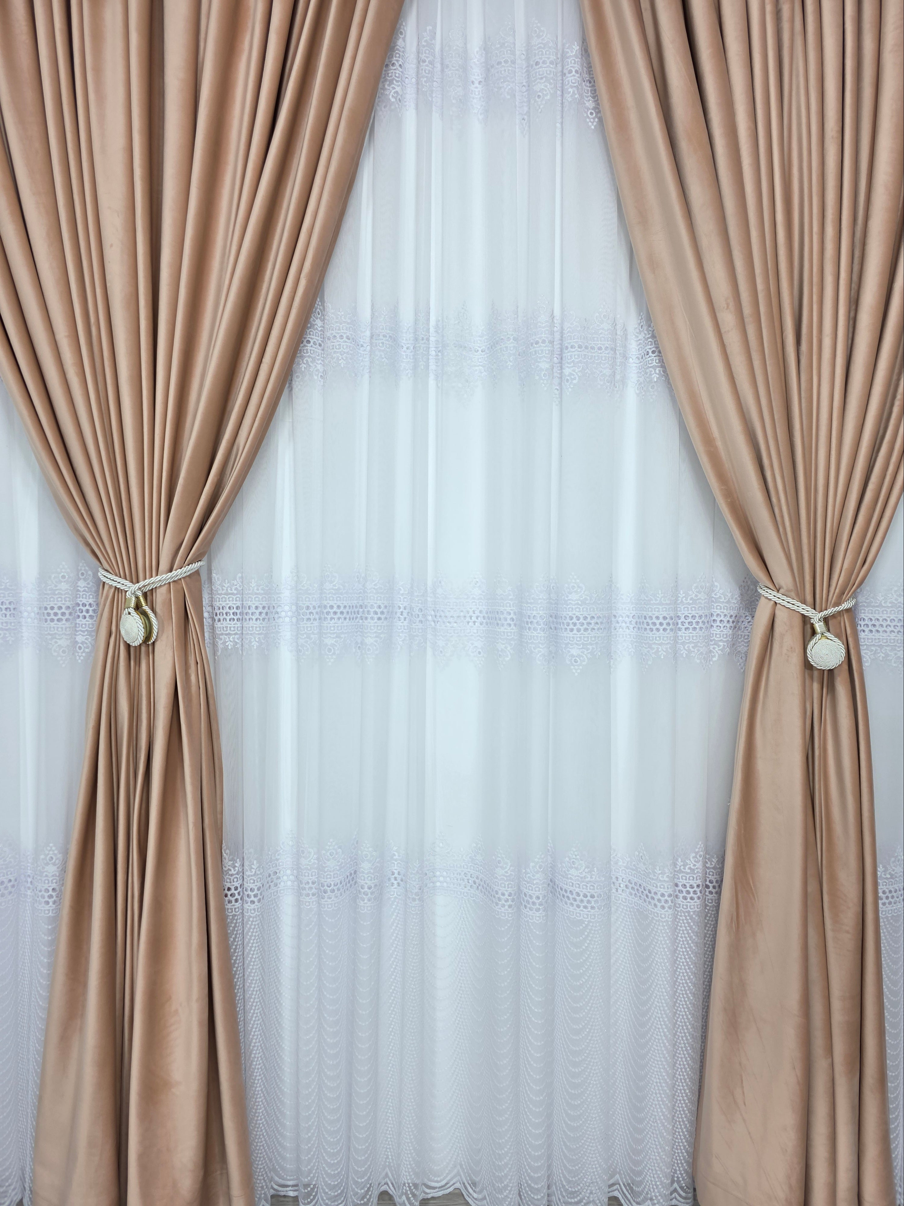 Set Aurelian: perdea bamboo cu broderie sparta cu 4 randuri si draperie catifea crem roz
