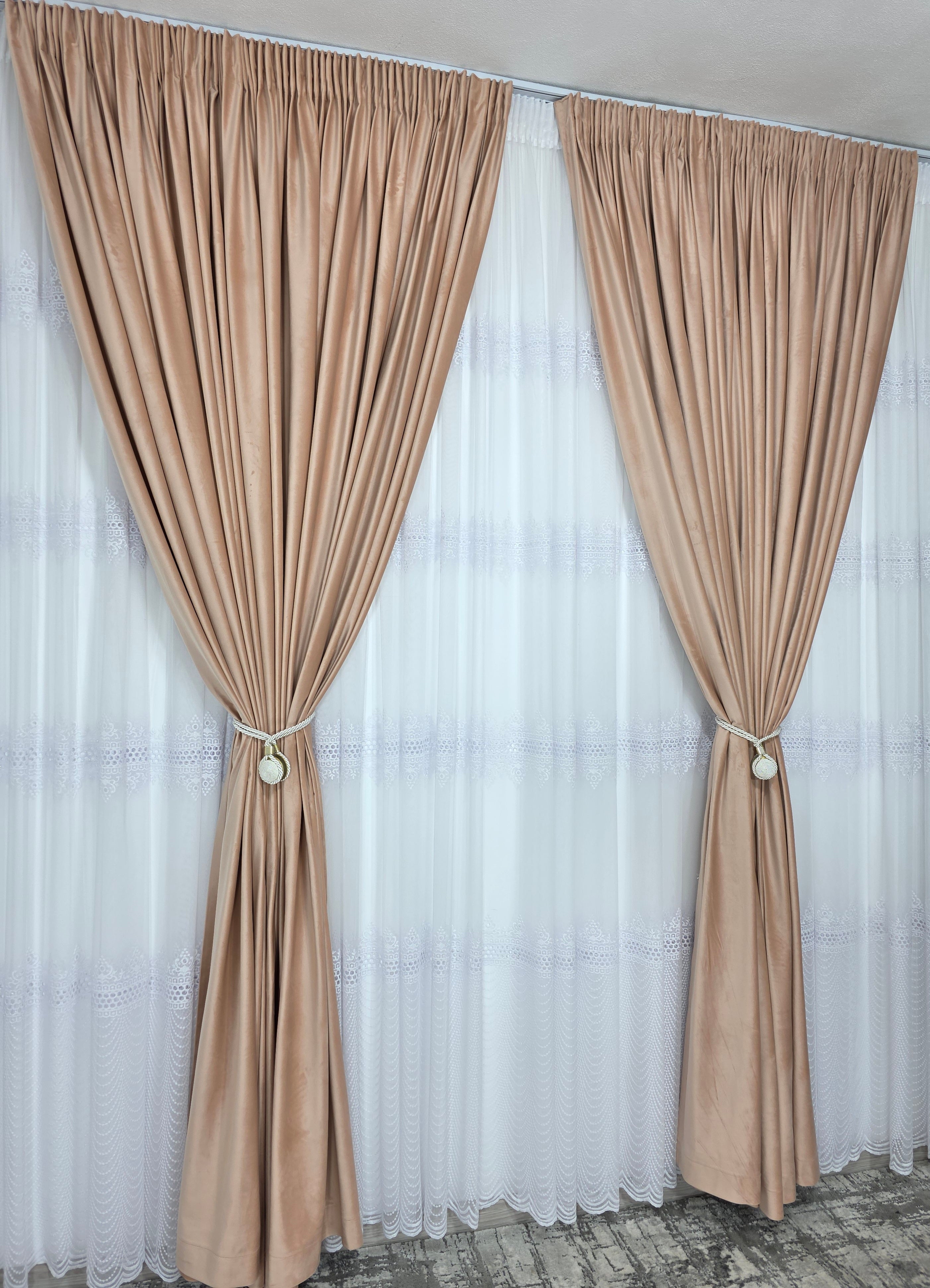 Set Aurelian: perdea bamboo cu broderie sparta cu 4 randuri si draperie catifea crem roz