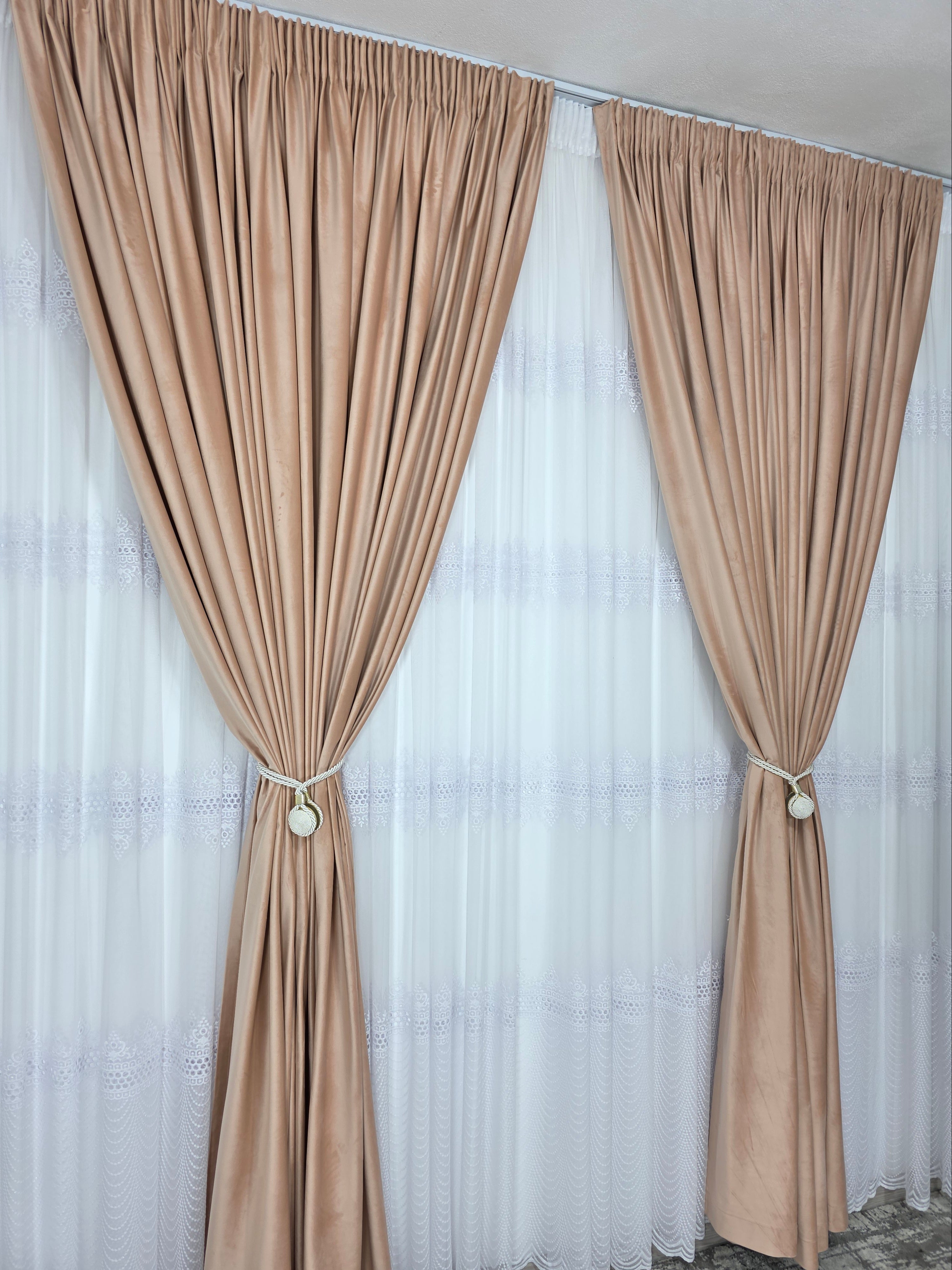 Set Aurelian: perdea bamboo cu broderie sparta cu 4 randuri si draperie catifea crem roz