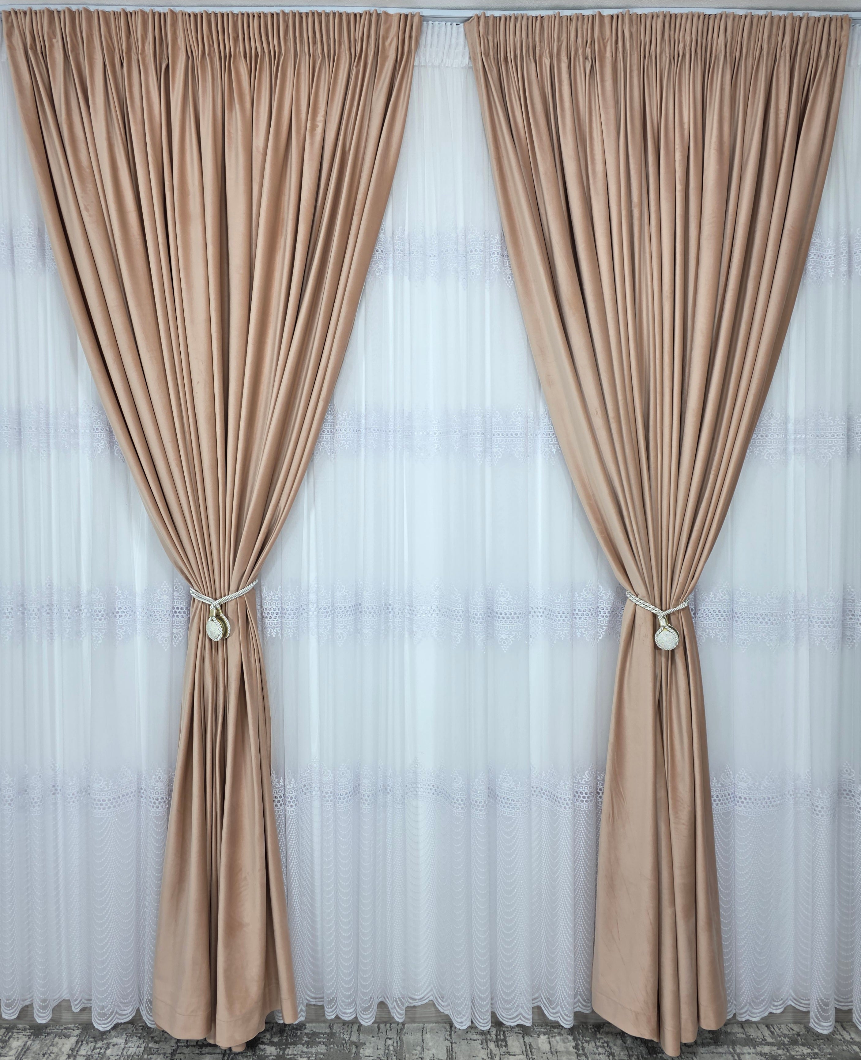 Set Aurelian: perdea bamboo cu broderie sparta cu 4 randuri si draperie catifea crem roz