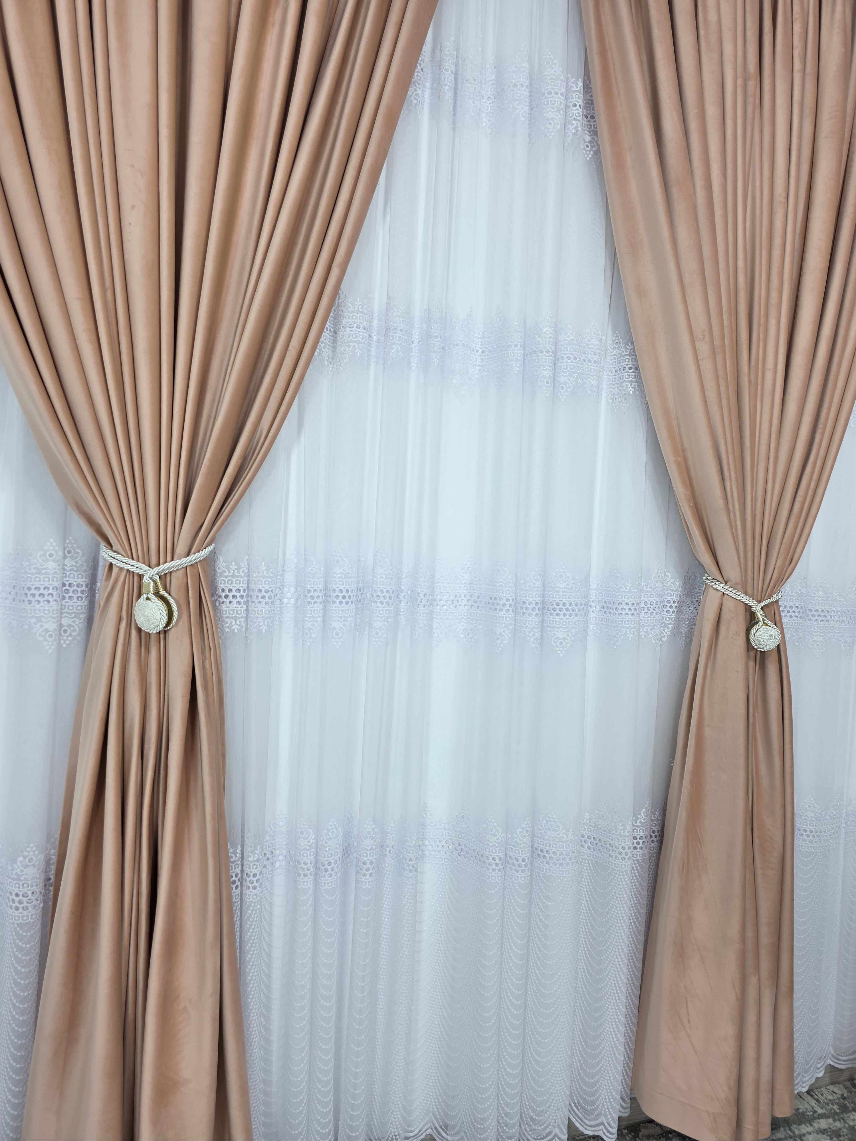Set Aurelian: perdea bamboo cu broderie sparta cu 4 randuri si draperie catifea crem roz