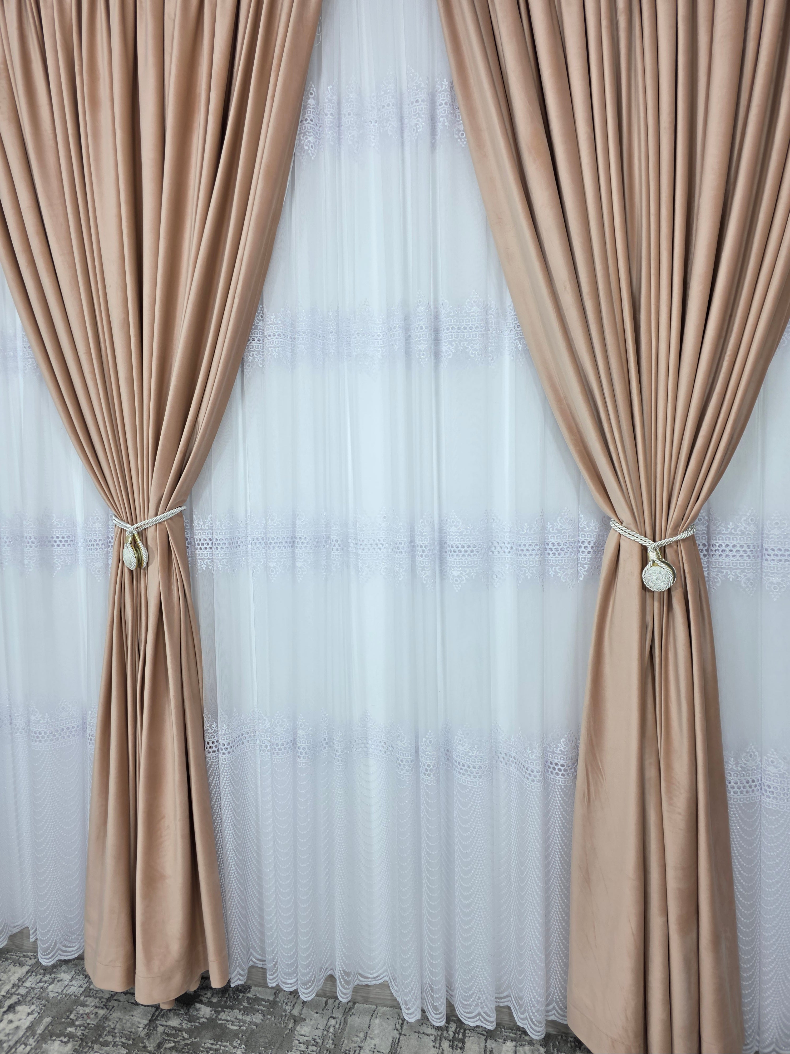 Set Aurelian: perdea bamboo cu broderie sparta cu 4 randuri si draperie catifea crem roz