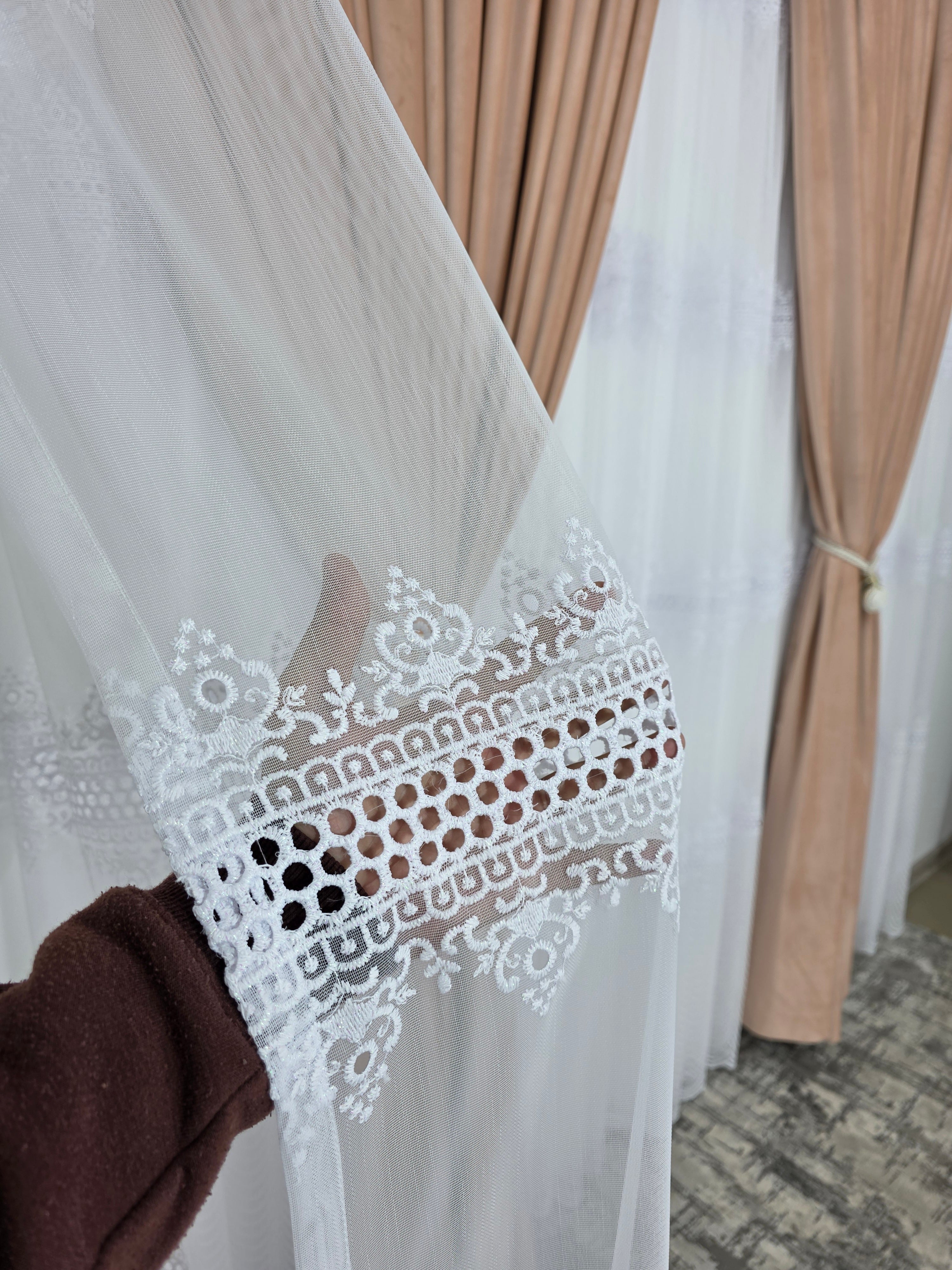 Set Aurelian: perdea bamboo cu broderie sparta cu 4 randuri si draperie catifea crem roz