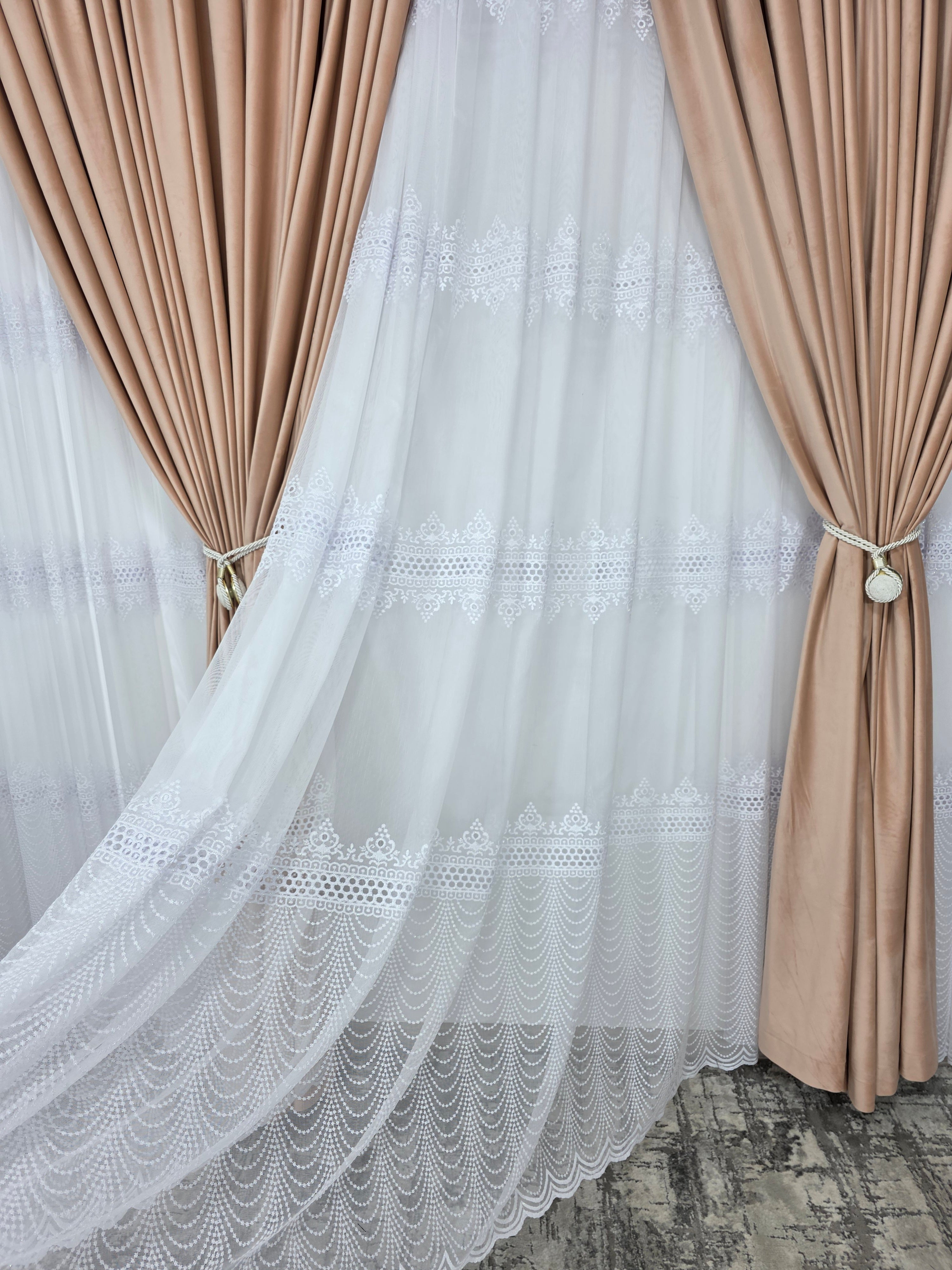 Set Aurelian: perdea bamboo cu broderie sparta cu 4 randuri si draperie catifea crem roz