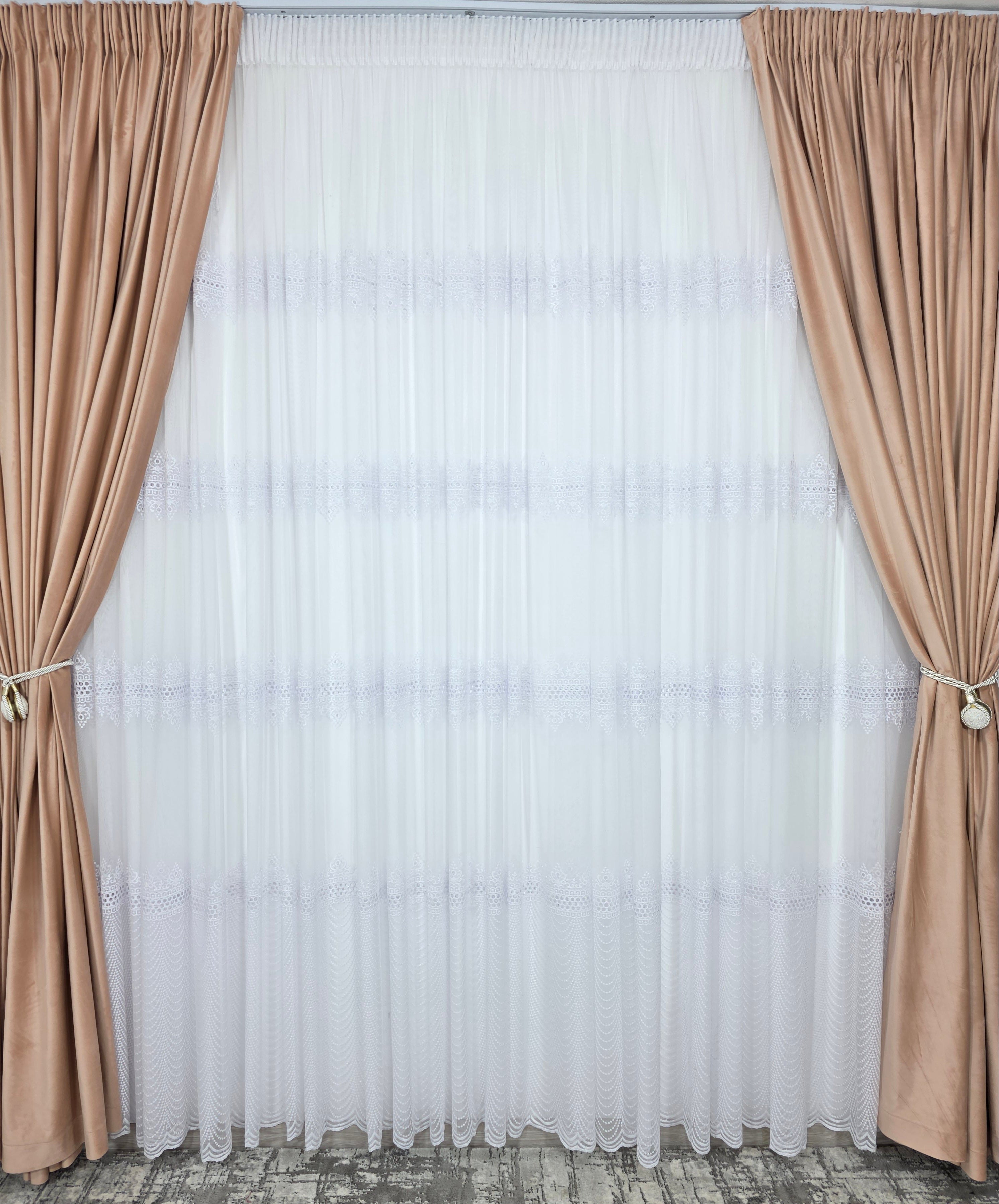 Set Aurelian: perdea bamboo cu broderie sparta cu 4 randuri si draperie catifea crem roz