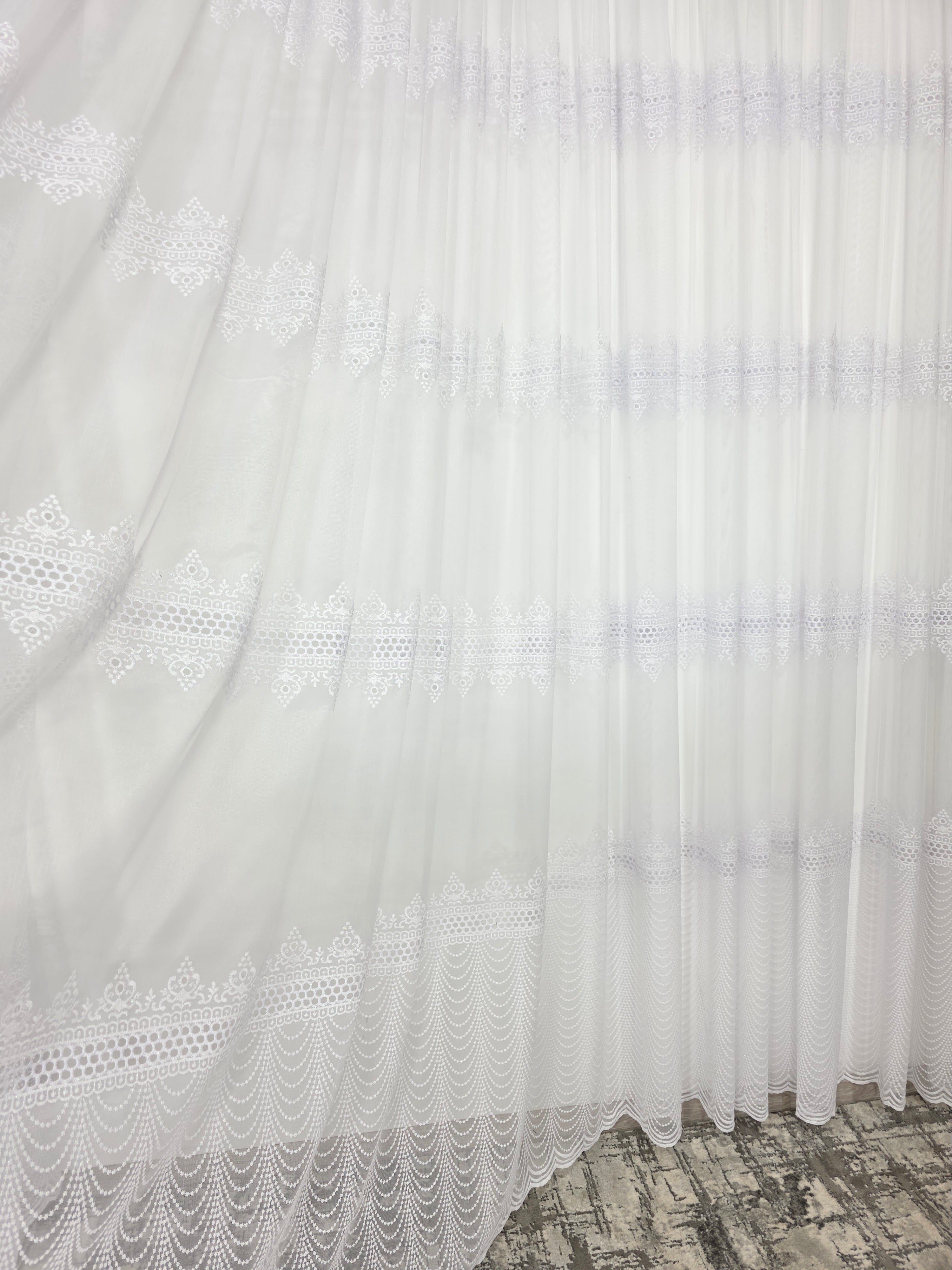 Set Aurelian: perdea bamboo cu broderie sparta cu 4 randuri si draperie catifea crem roz