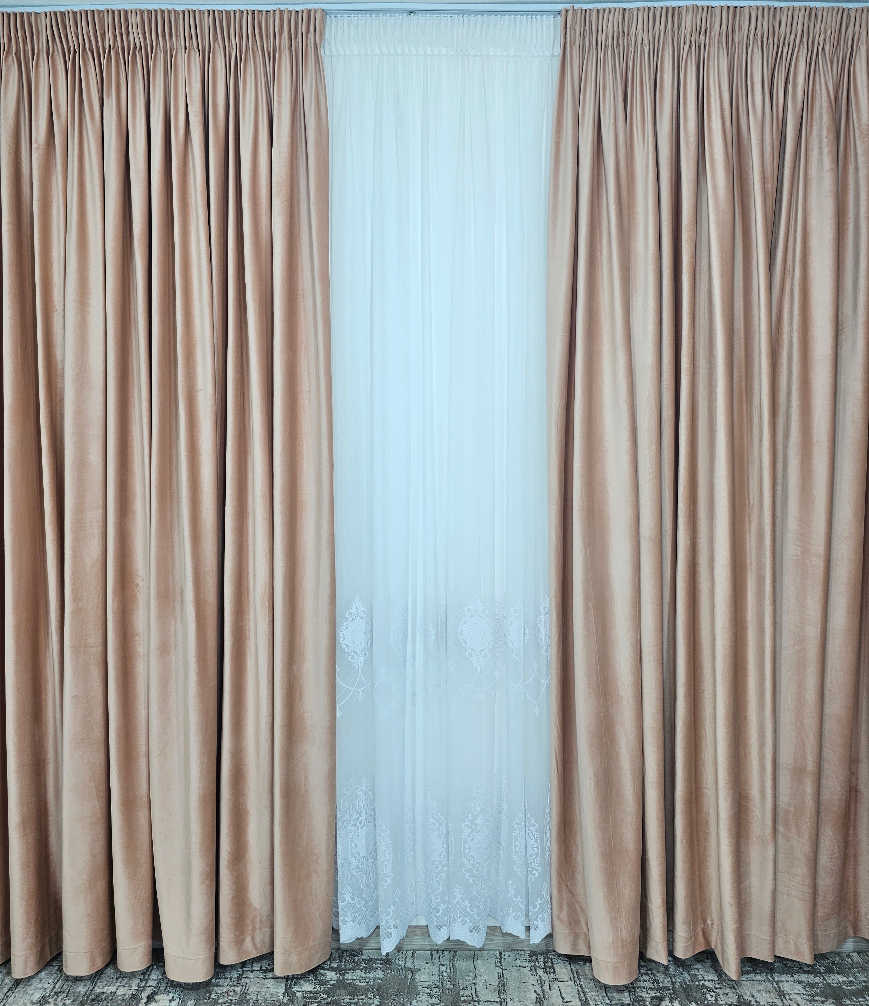 Colectia Lumina varianta pe alb : perdea bamboo cu broderie alba si draperie catifea crem roz