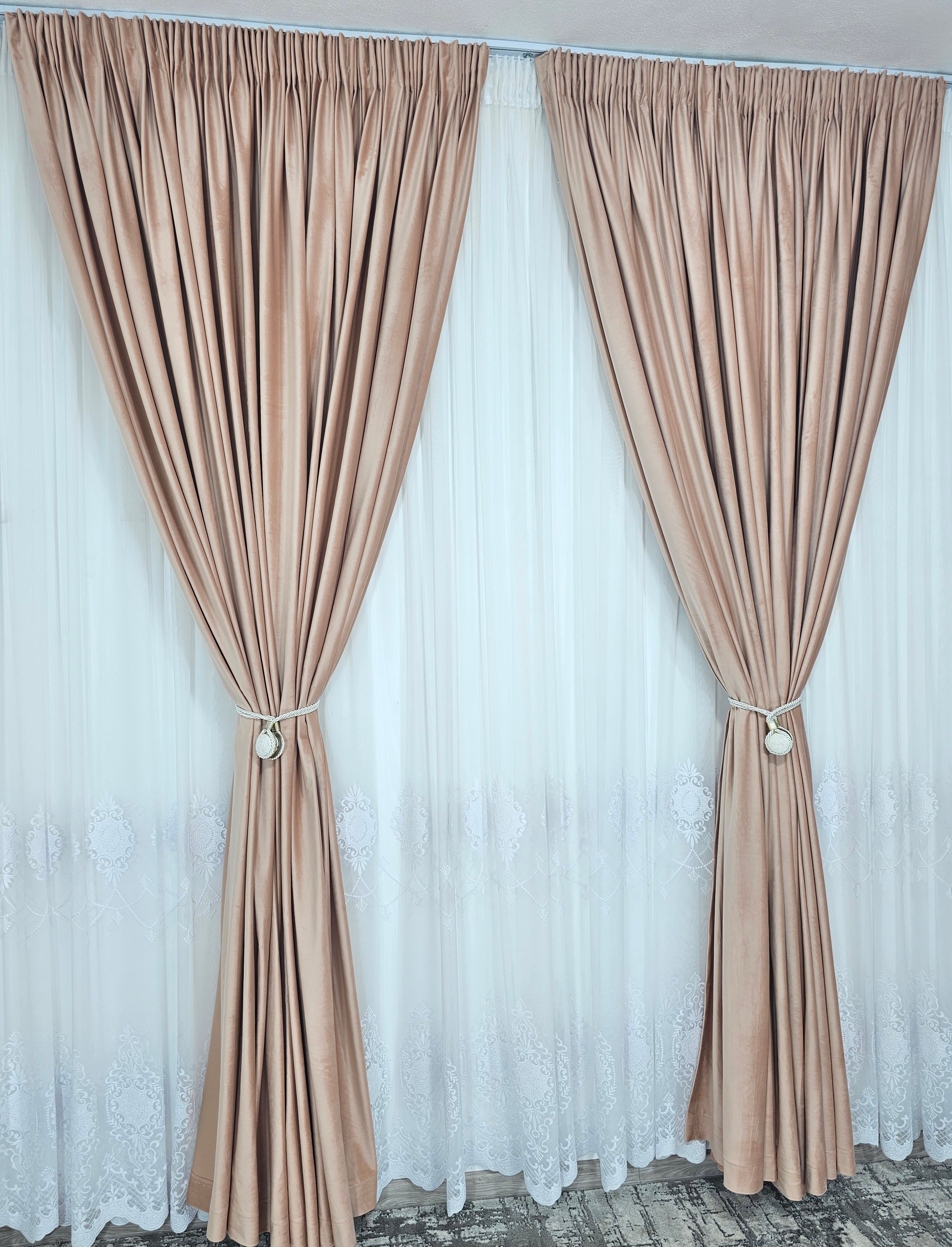 Colectia Lumina varianta pe alb : perdea bamboo cu broderie alba si draperie catifea crem roz
