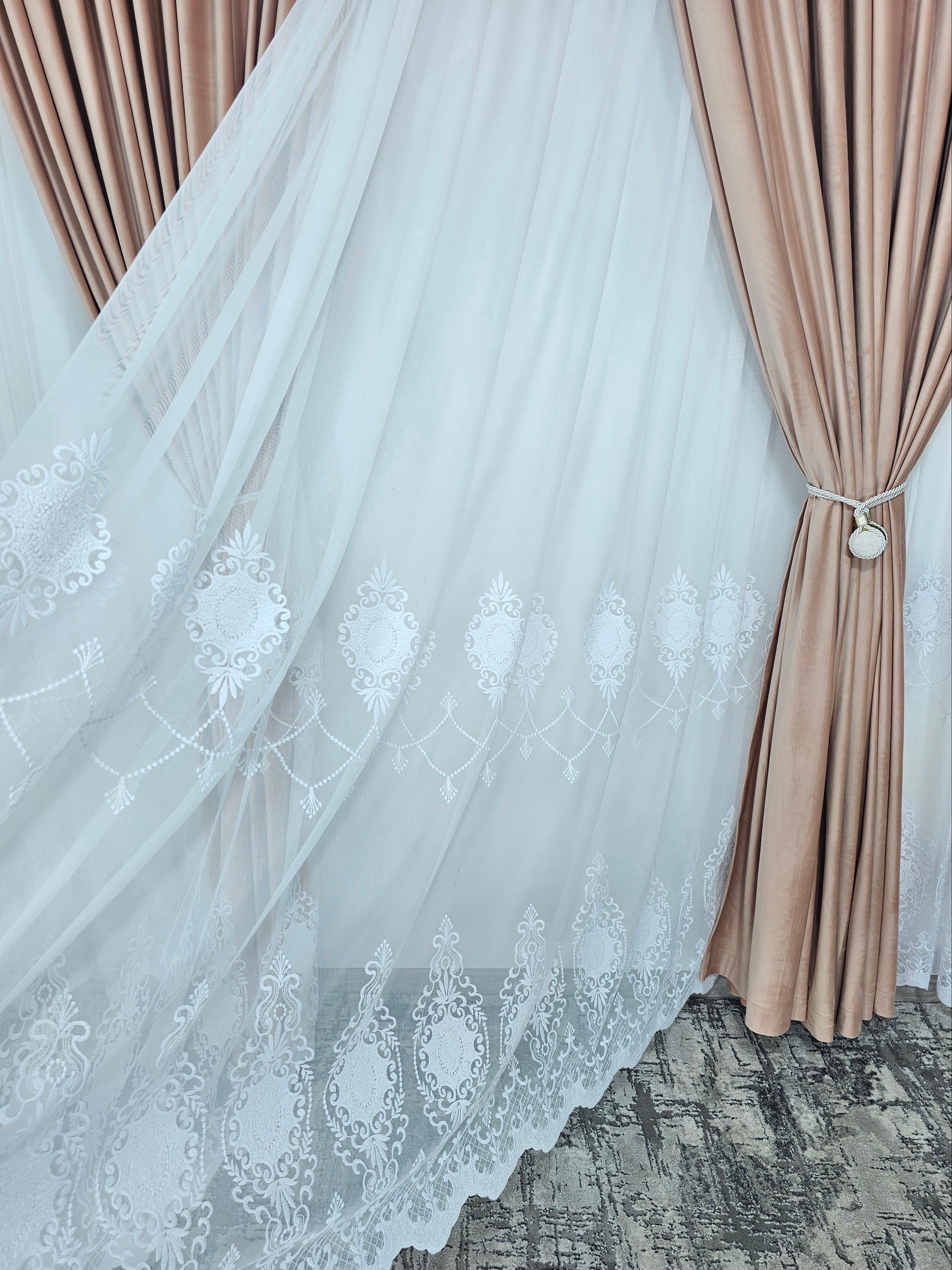 Colectia Lumina varianta pe alb : perdea bamboo cu broderie alba si draperie catifea crem roz