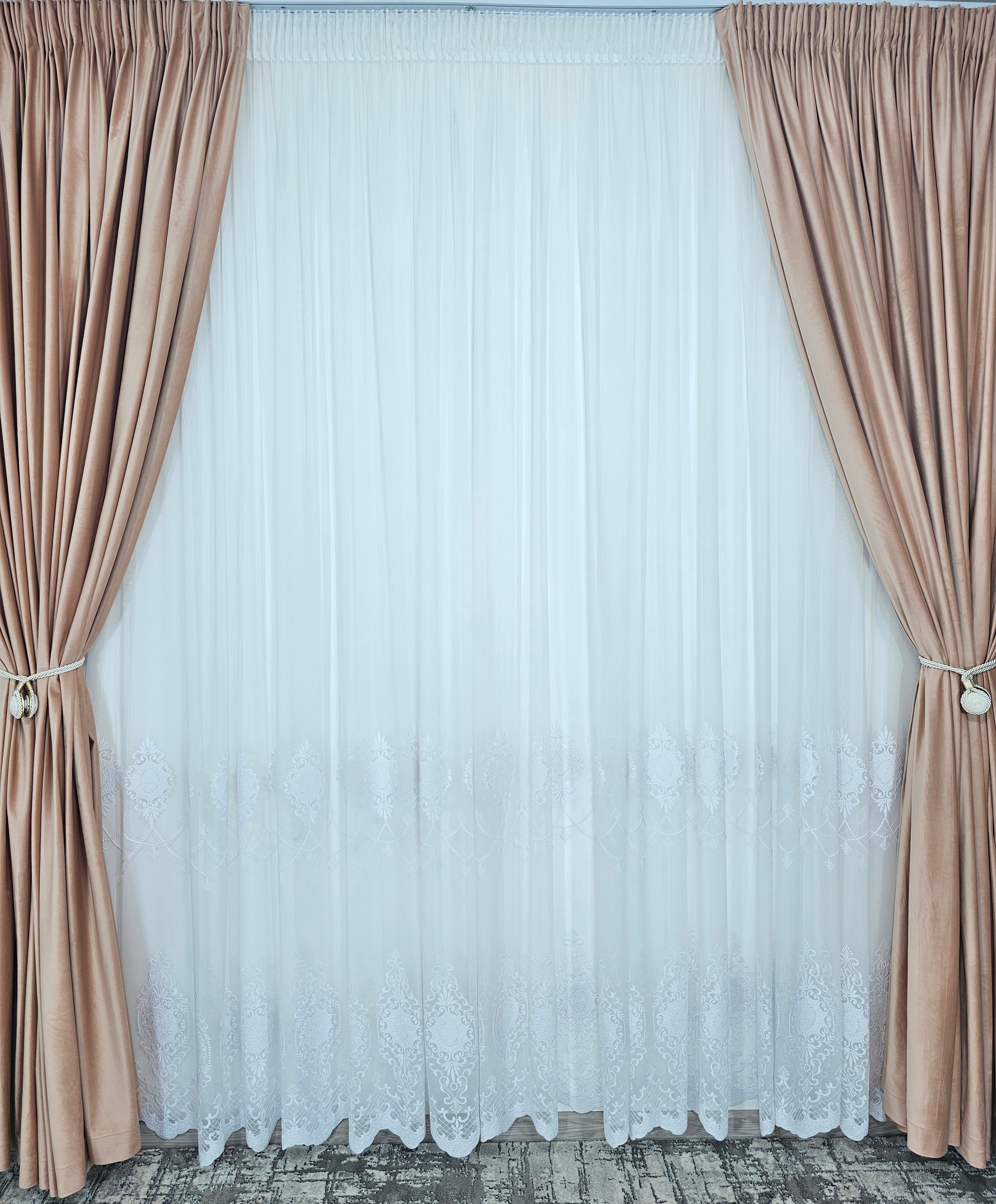Colectia Lumina varianta pe alb : perdea bamboo cu broderie alba si draperie catifea crem roz