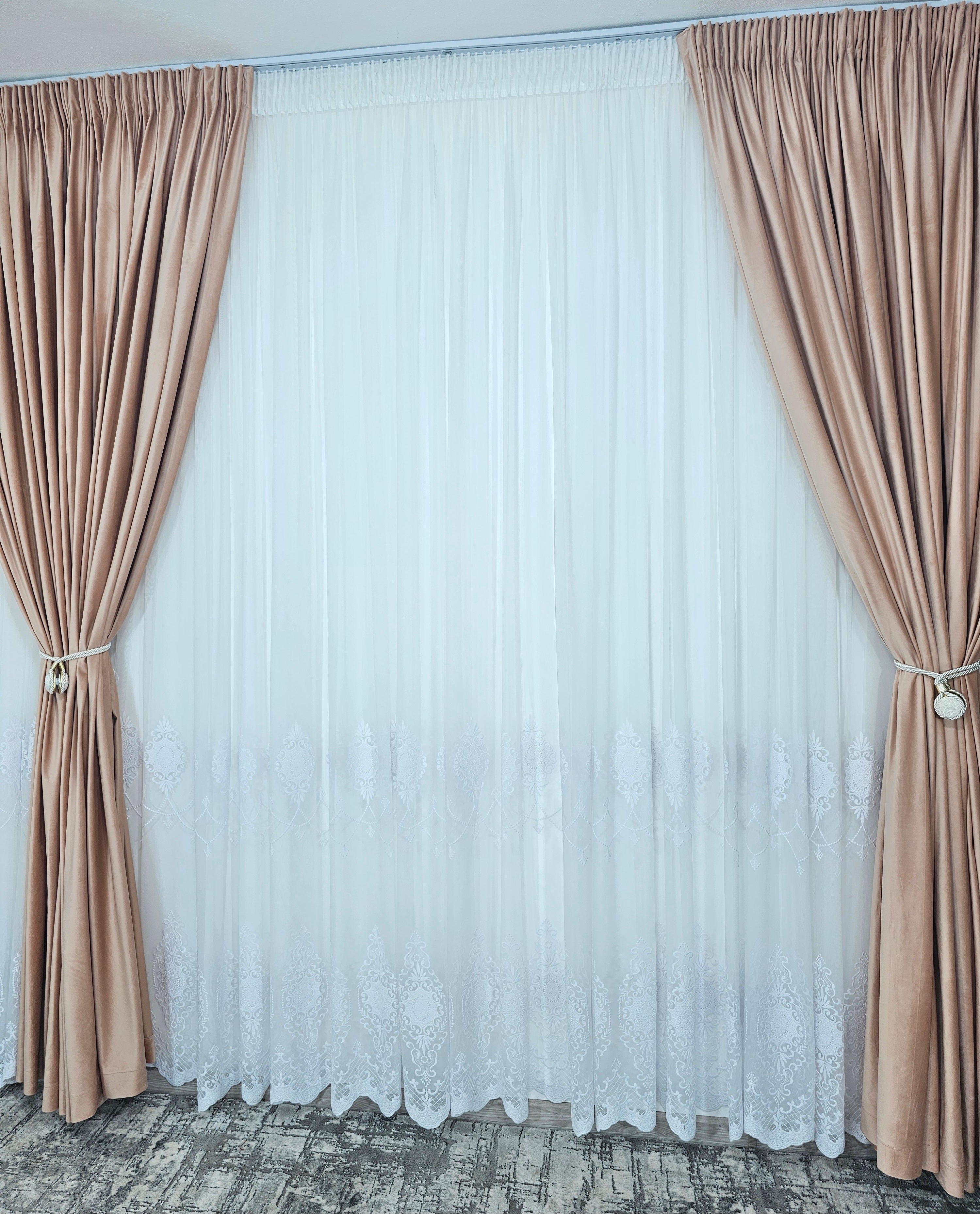 Colectia Lumina varianta pe alb : perdea bamboo cu broderie alba si draperie catifea crem roz