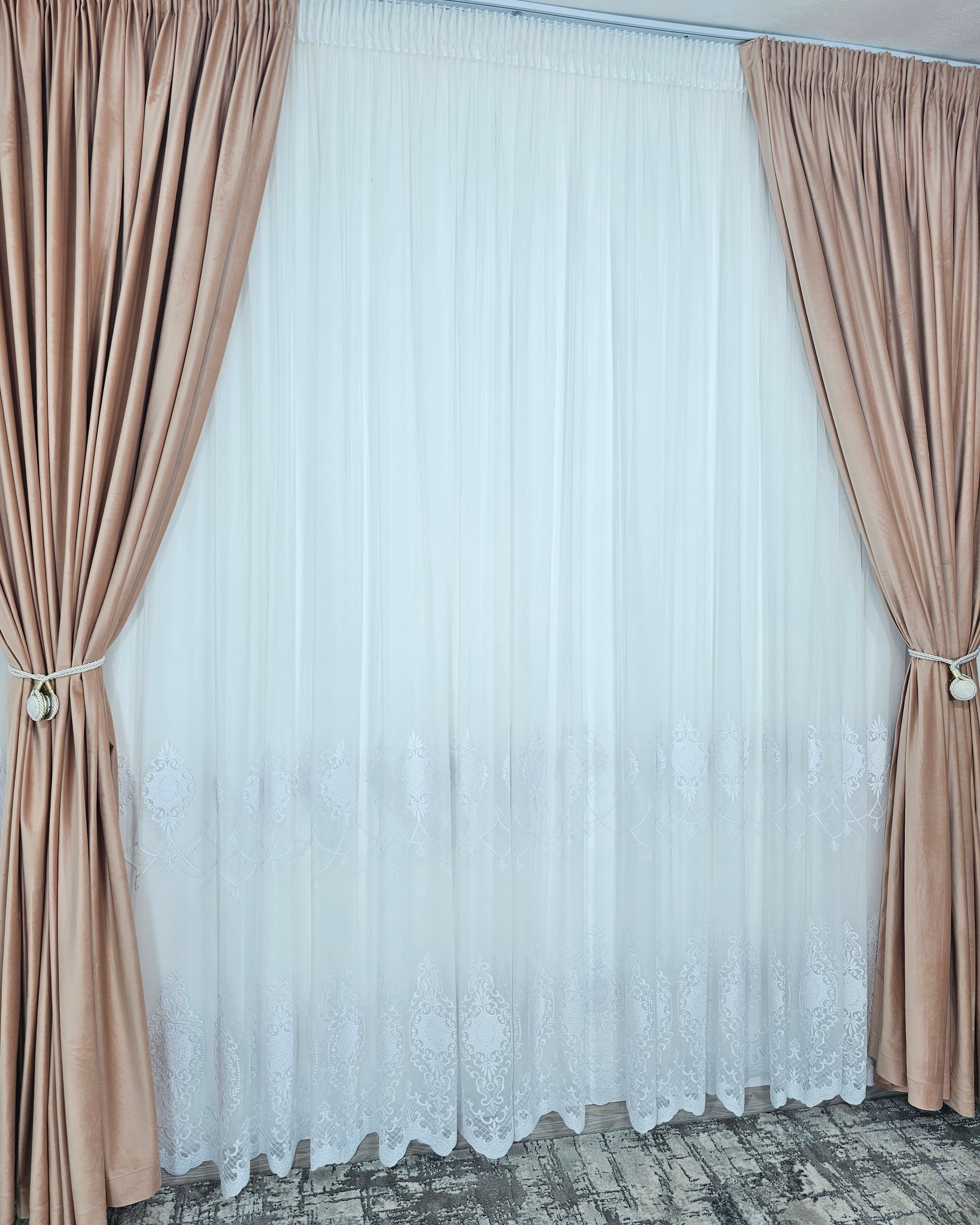 Colectia Lumina varianta pe alb : perdea bamboo cu broderie alba si draperie catifea crem roz