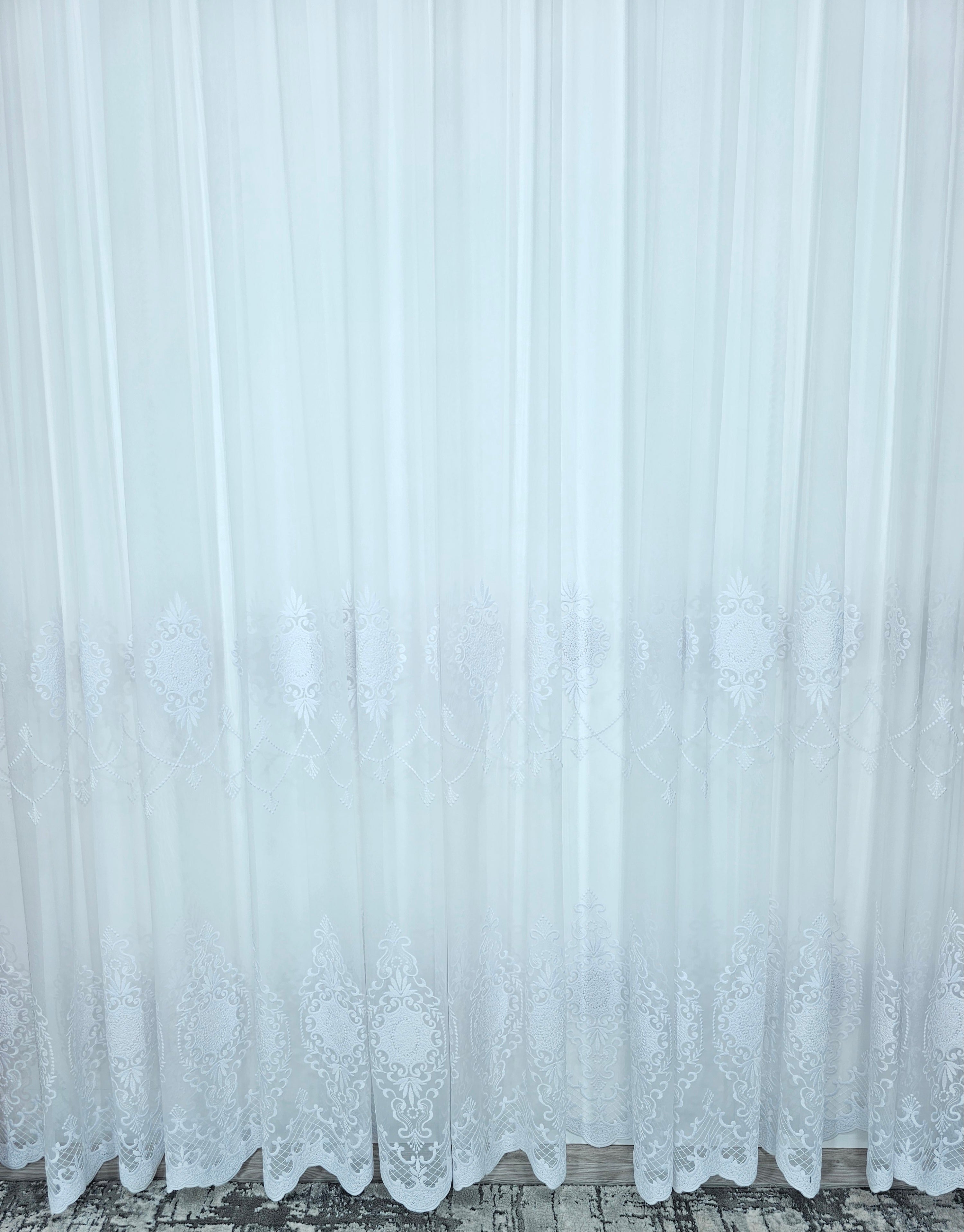 Colectia Lumina varianta pe alb : perdea bamboo cu broderie alba si draperie catifea crem roz