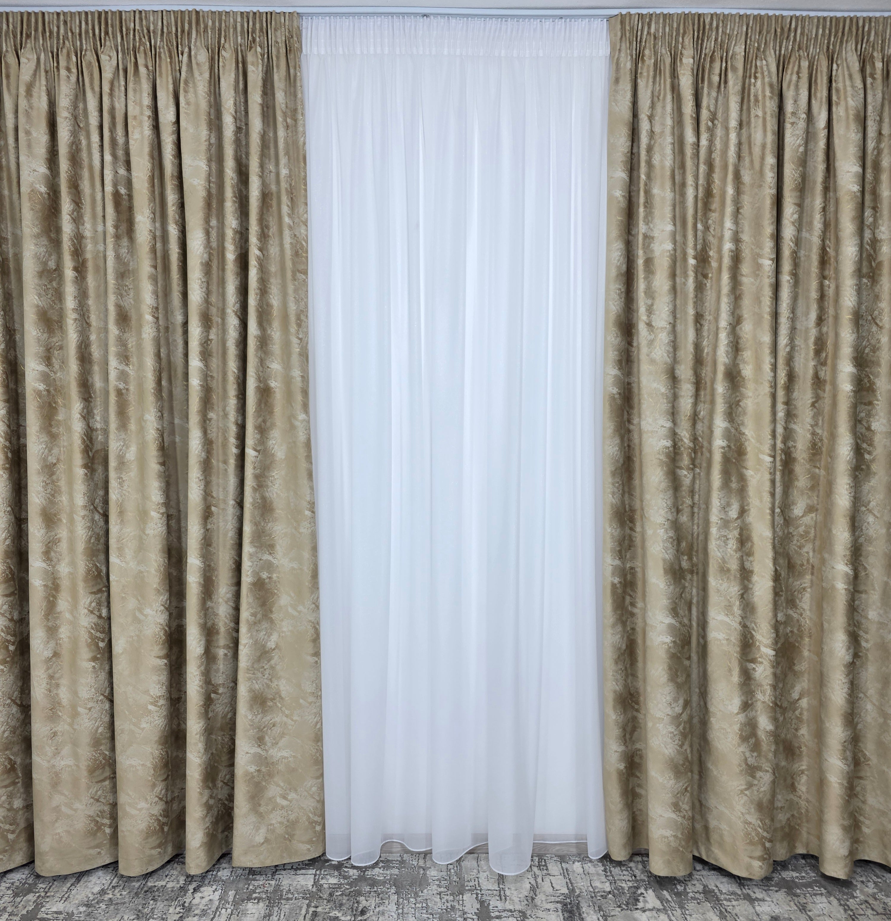 Colectia Santorini: Perdea alba cu sclipici și Draperie Catifea crem auriu tip vopsea pensulata si insertii aurii