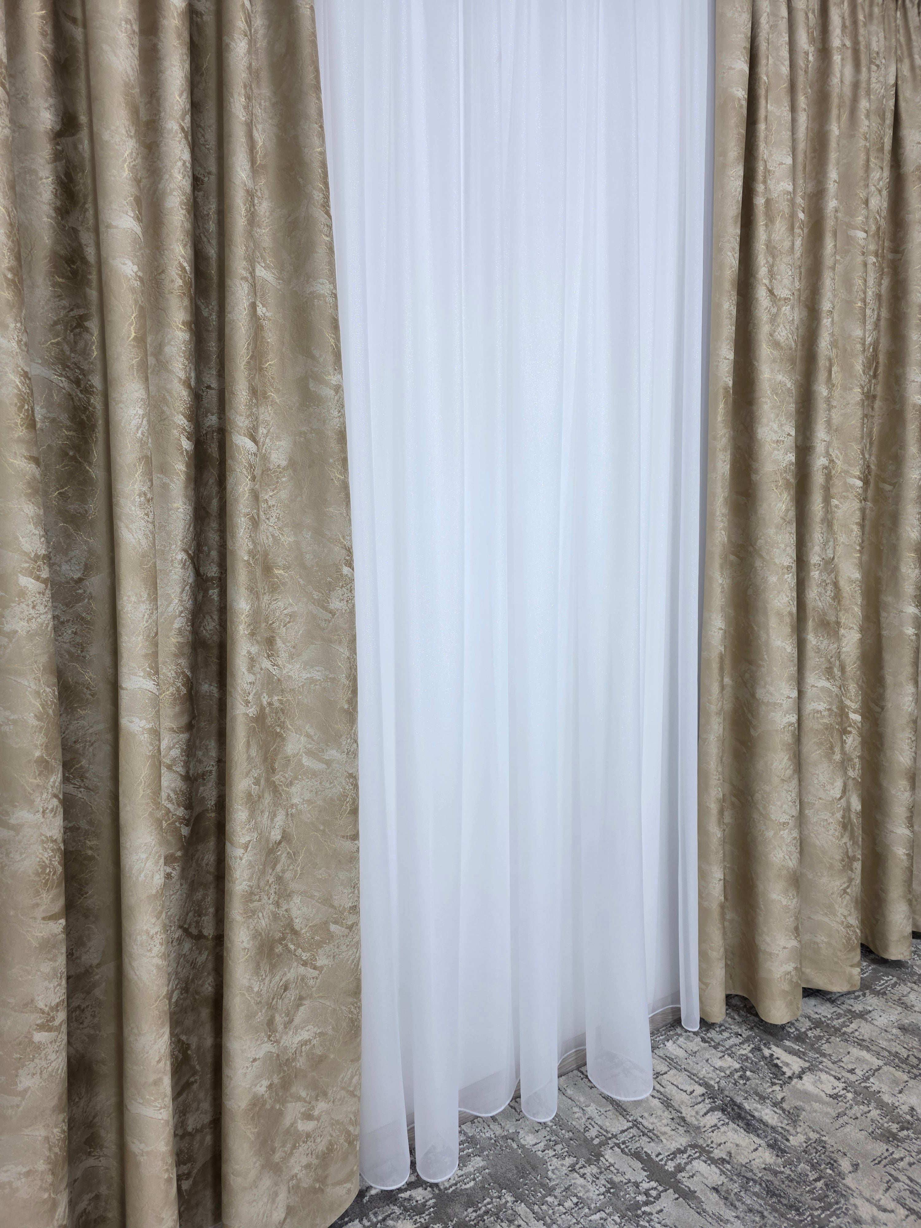 Colectia Santorini: Perdea alba cu sclipici și Draperie Catifea crem auriu tip vopsea pensulata si insertii aurii