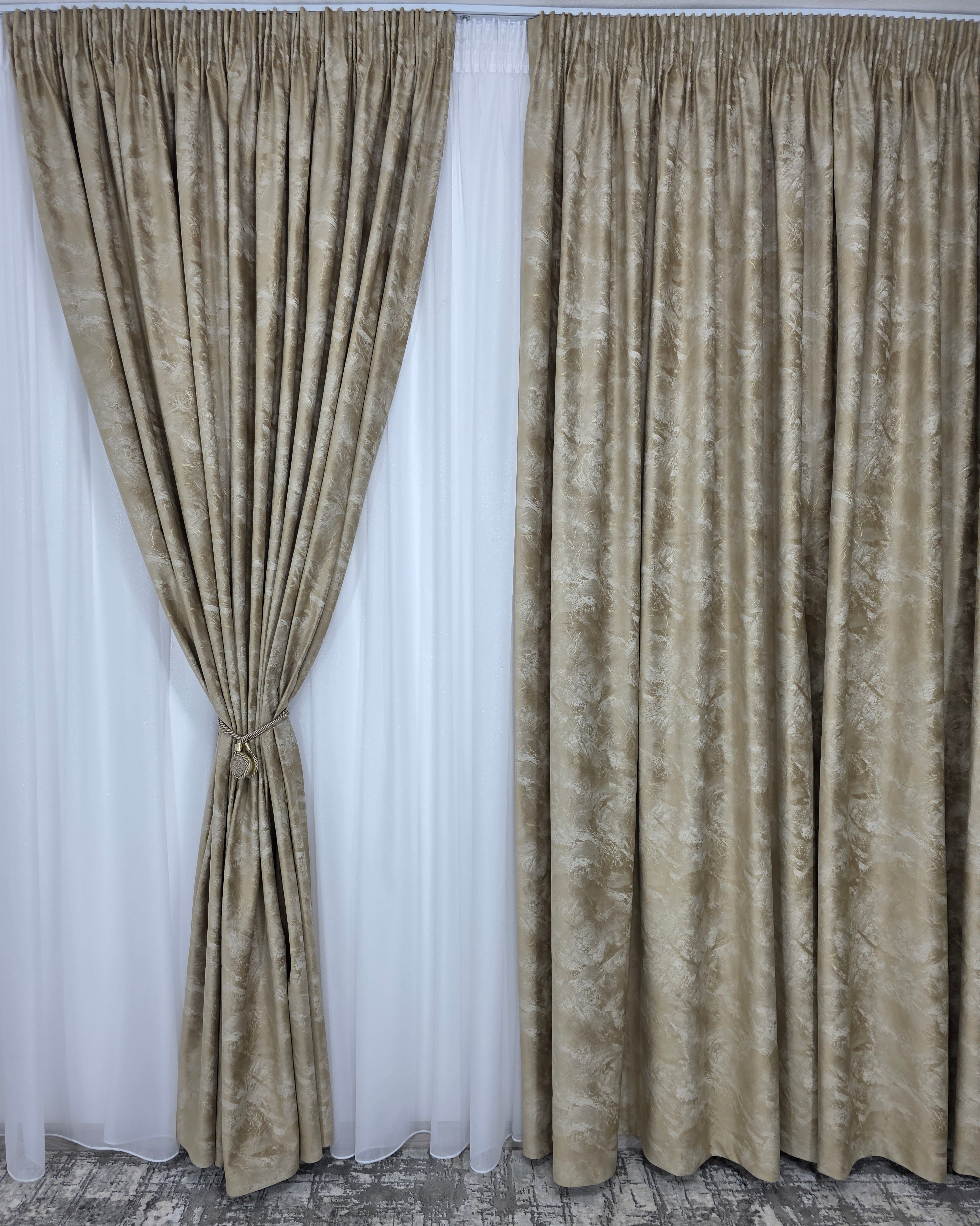 Colectia Santorini: Perdea alba cu sclipici și Draperie Catifea crem auriu tip vopsea pensulata si insertii aurii