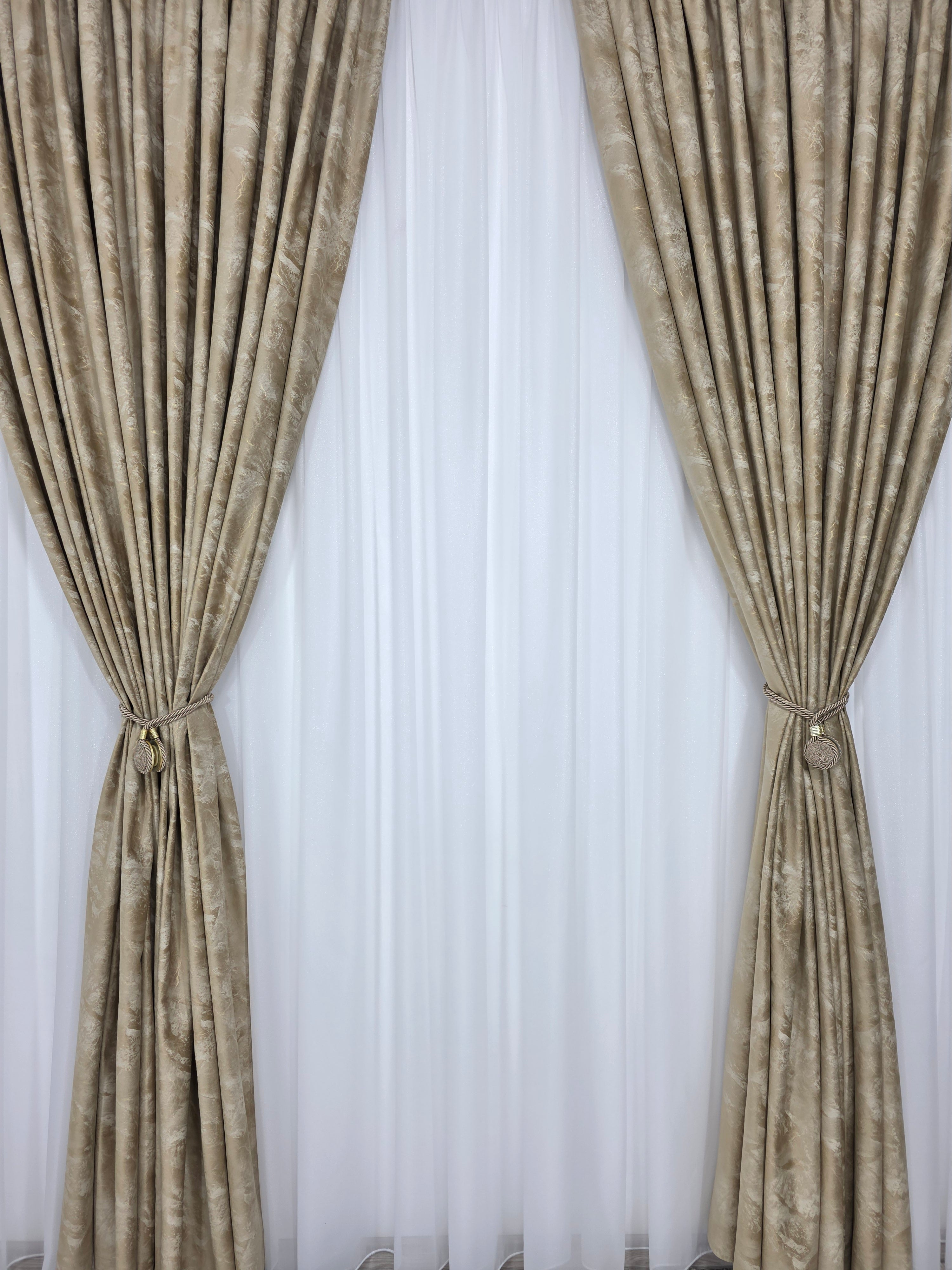 Colectia Santorini: Perdea alba cu sclipici și Draperie Catifea crem auriu tip vopsea pensulata si insertii aurii