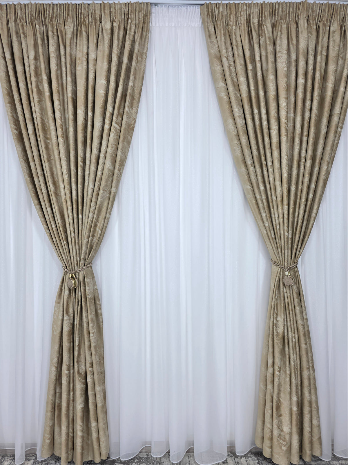 Colectia Santorini: Perdea alba cu sclipici și Draperie Catifea crem auriu tip vopsea pensulata si insertii aurii
