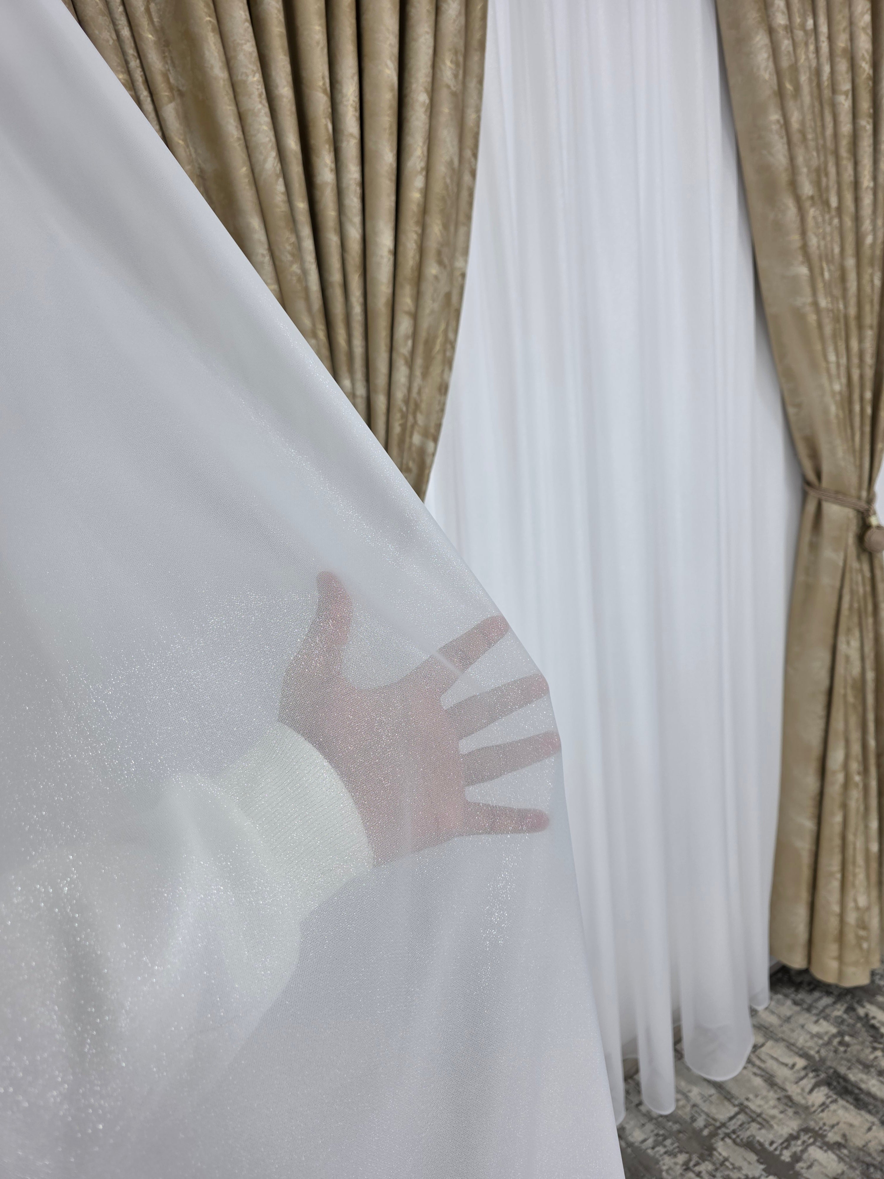 Colectia Santorini: Perdea alba cu sclipici și Draperie Catifea crem auriu tip vopsea pensulata si insertii aurii