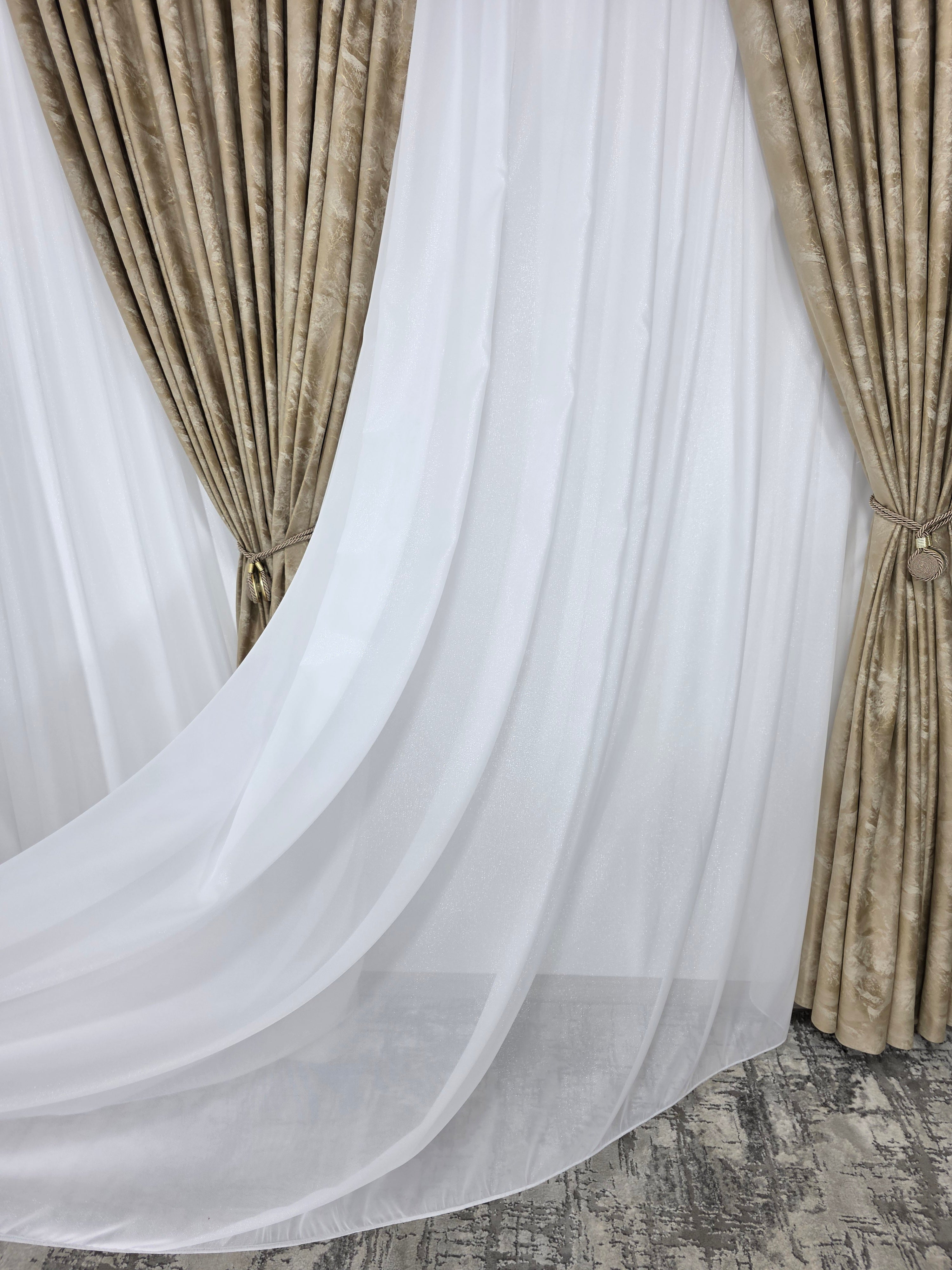 Colectia Santorini: Perdea alba cu sclipici și Draperie Catifea crem auriu tip vopsea pensulata si insertii aurii