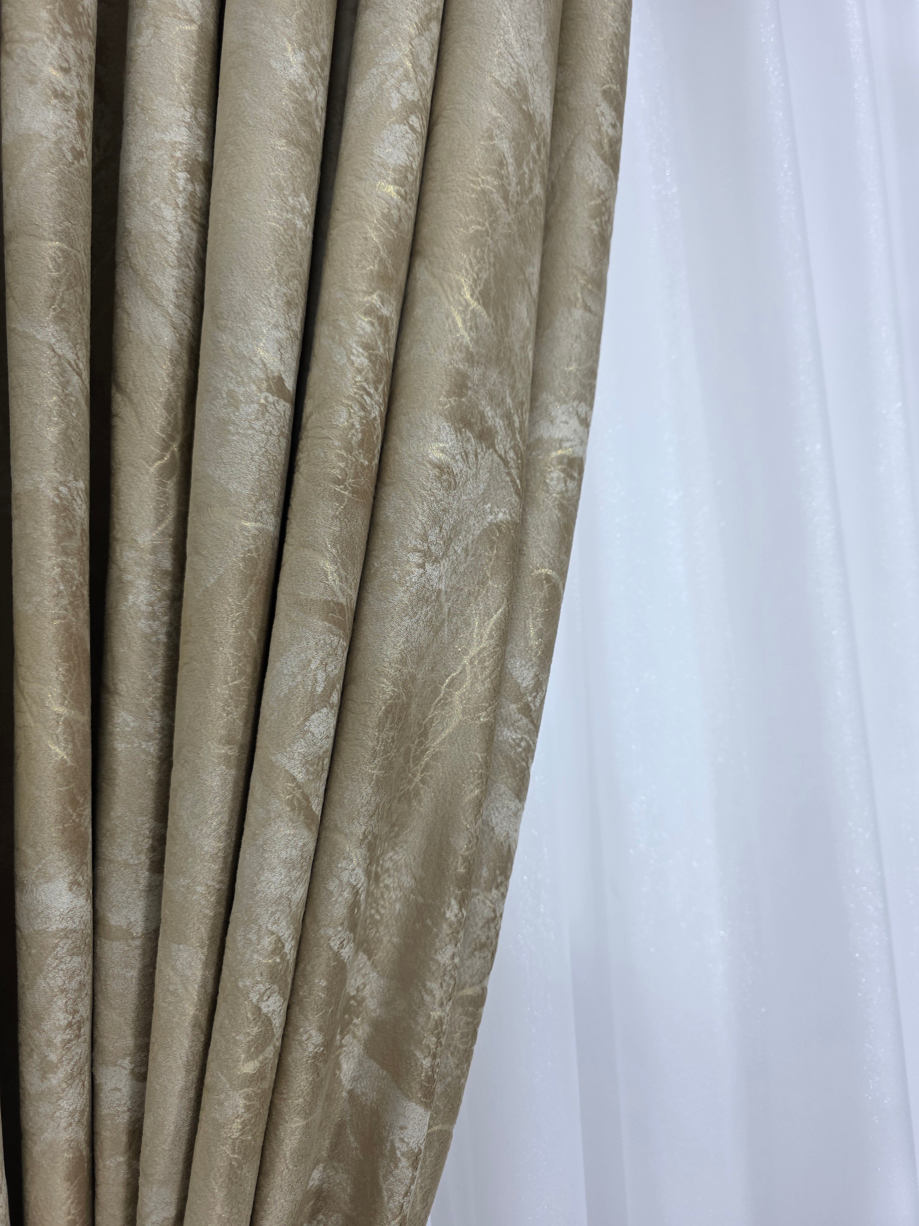 Colectia Santorini: Perdea alba cu sclipici și Draperie Catifea crem auriu tip vopsea pensulata si insertii aurii