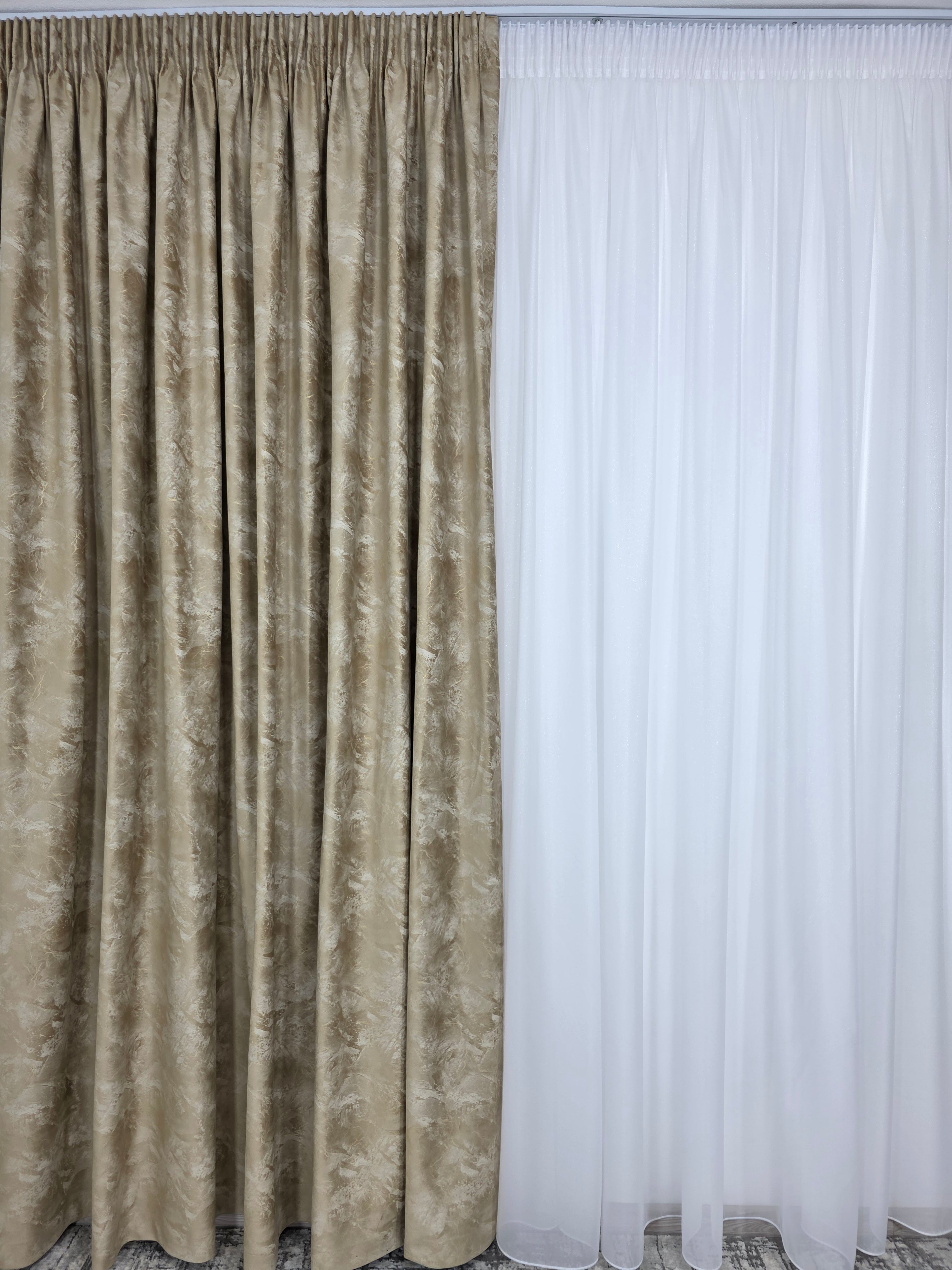 Colectia Santorini: Perdea alba cu sclipici și Draperie Catifea crem auriu tip vopsea pensulata si insertii aurii