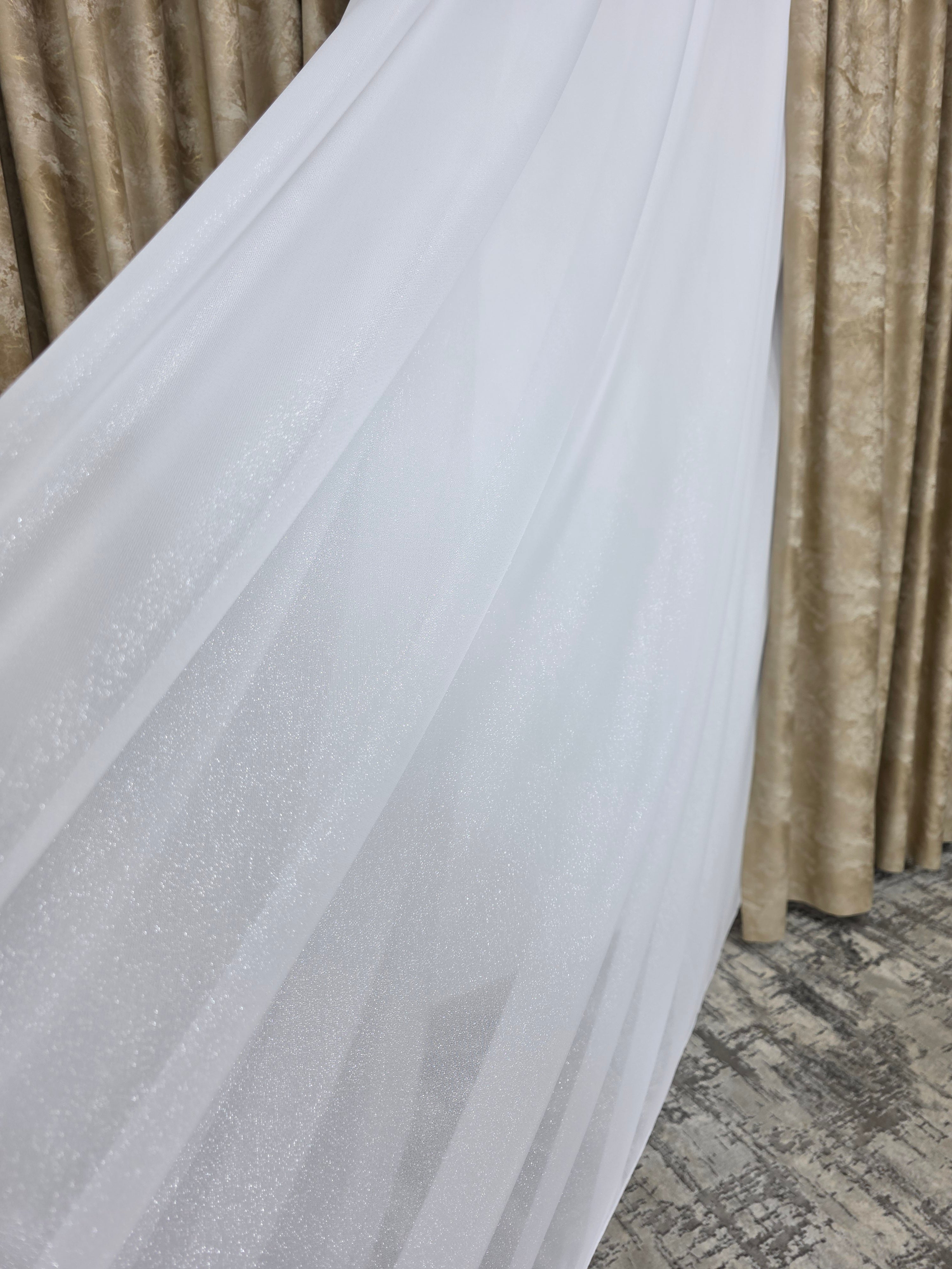 Colectia Santorini: Perdea alba cu sclipici și Draperie Catifea crem auriu tip vopsea pensulata si insertii aurii