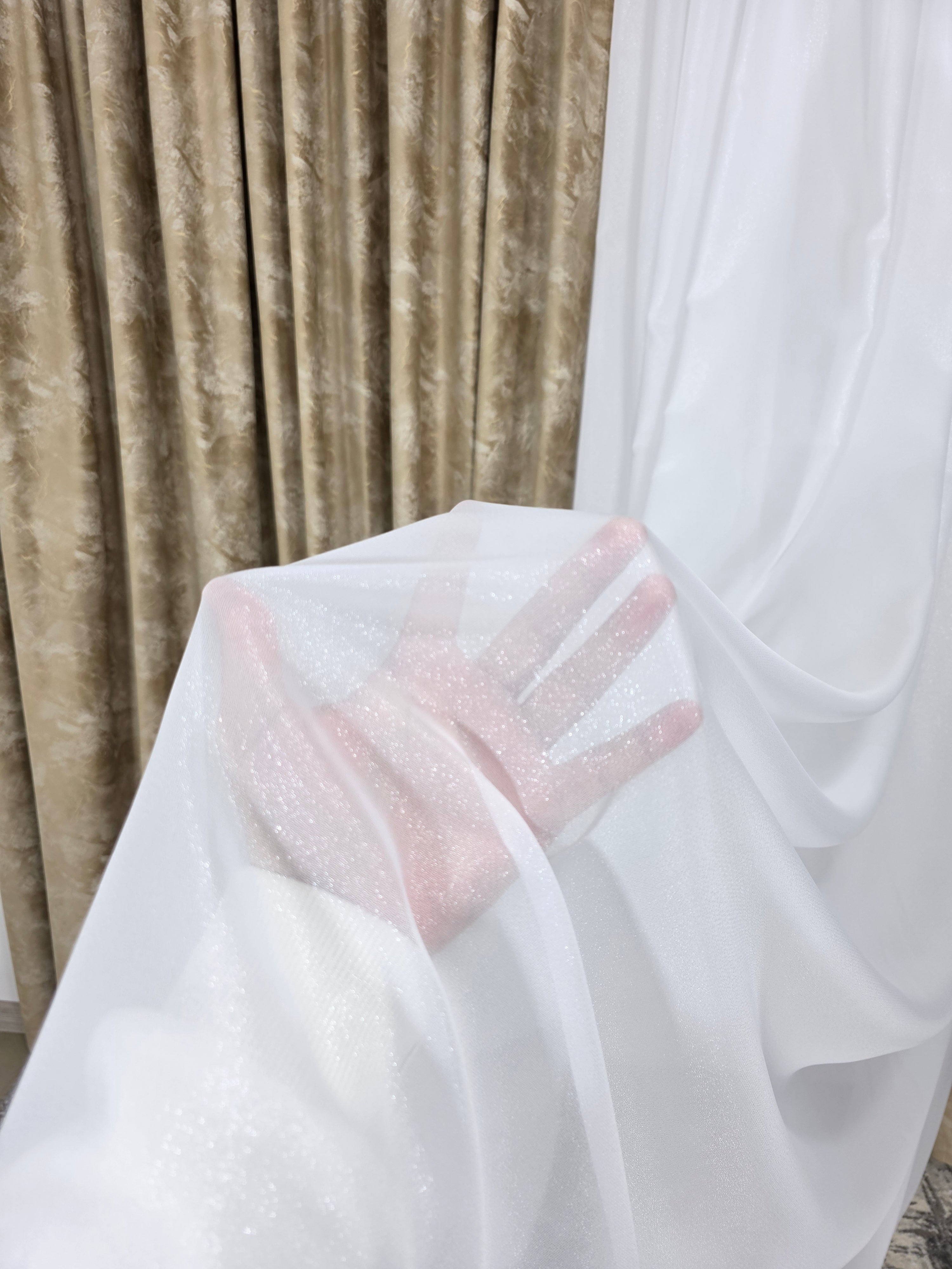 Colectia Santorini: Perdea alba cu sclipici și Draperie Catifea crem auriu tip vopsea pensulata si insertii aurii
