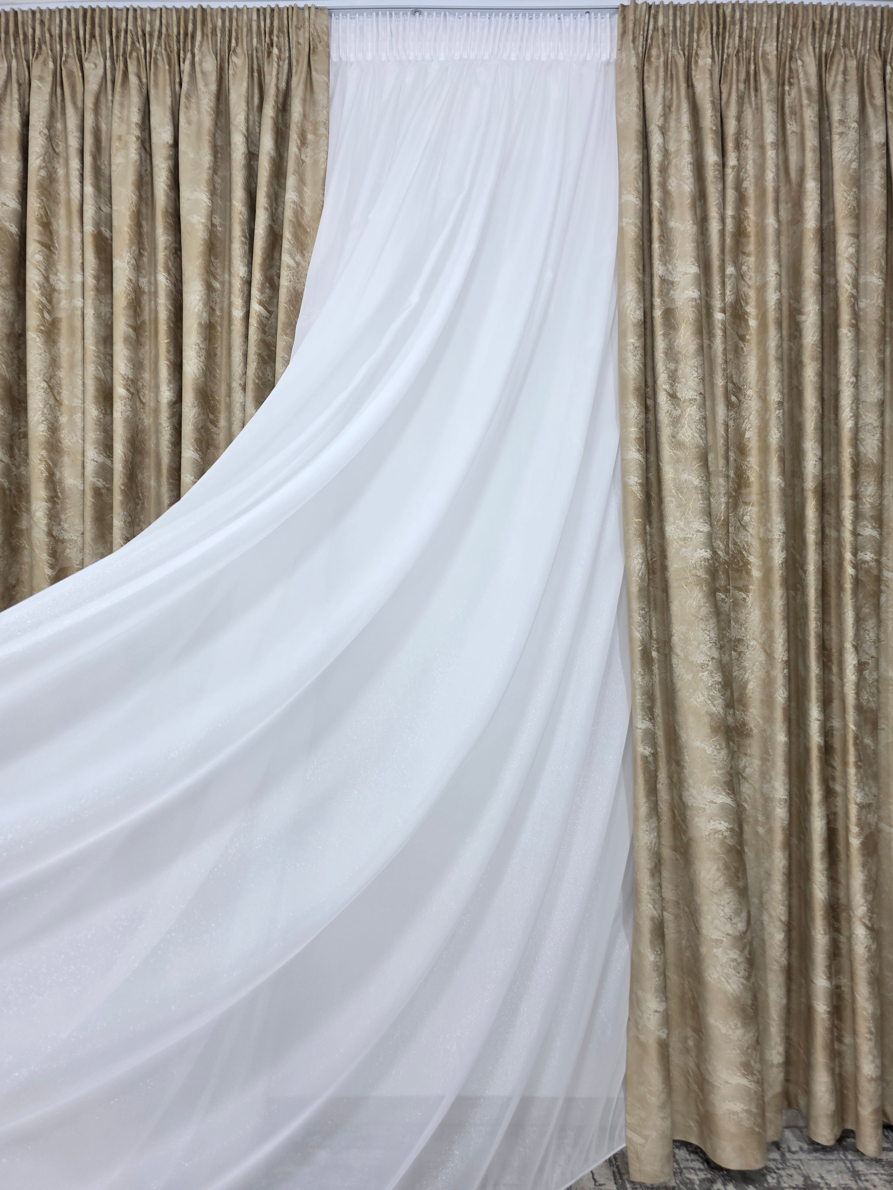 Colectia Santorini: Perdea alba cu sclipici și Draperie Catifea crem auriu tip vopsea pensulata si insertii aurii